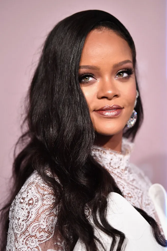 Rihanna coberta de sangue em uma cena impactante do clipe 'Bitch Better Have My Money'.