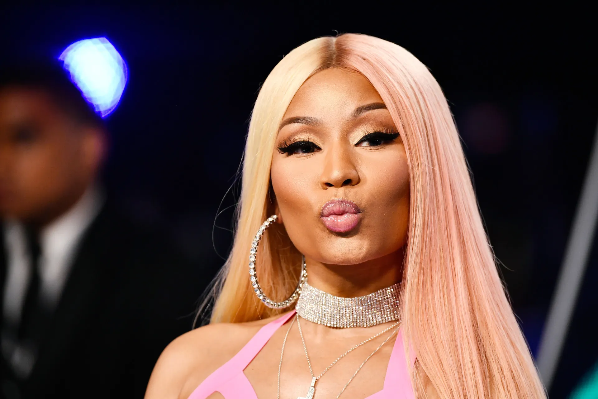 Nicki Minaj e Drake em uma cena quente do clipe 'Anaconda'.