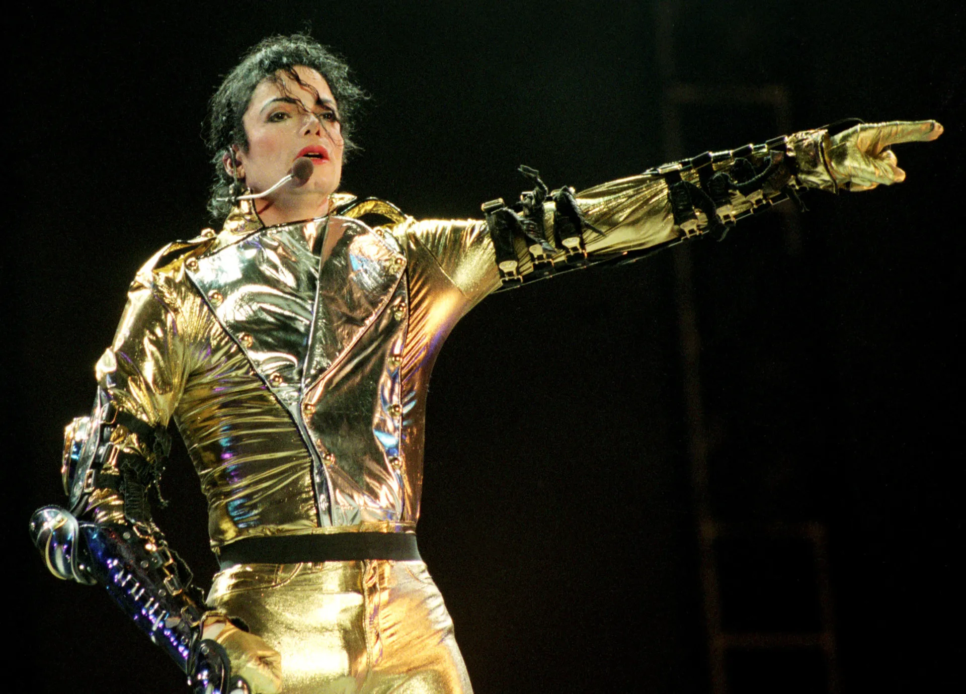 Michael Jackson dançando no icônico clipe de 'Black or White'.
