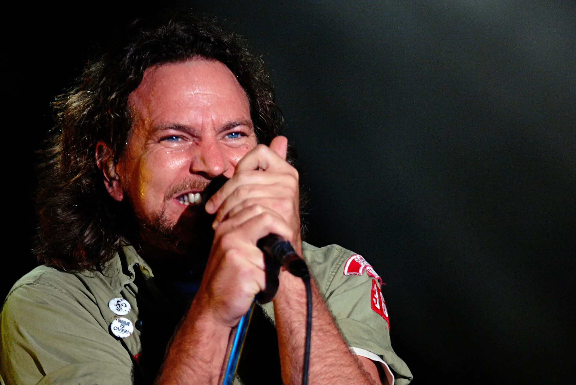 Eddie Vedder, vocalista do Pearl Jam, cantando intensamente no clipe de 'Jeremy'.
