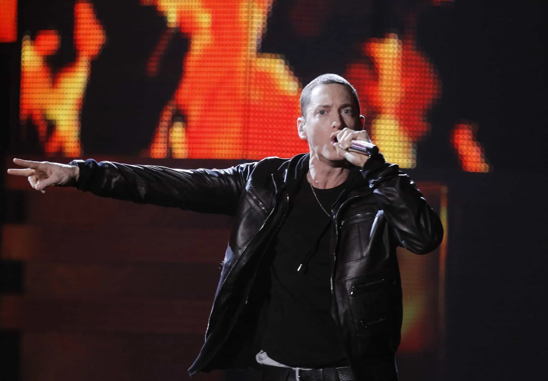 Cena do clipe 'Stan', de Eminem com Dido, mostrando o fã obcecado escrevendo uma carta.