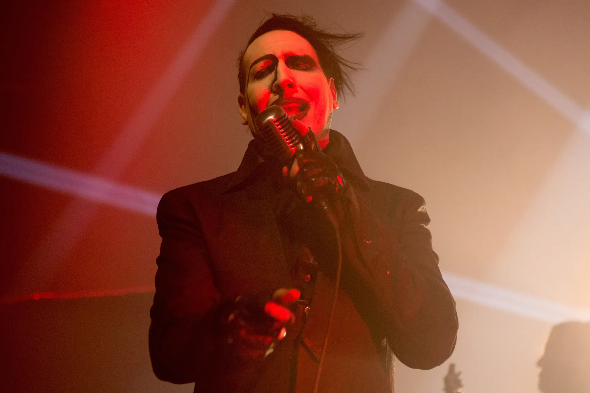 Marilyn Manson com seu visual chocante e maquiagem pesada.