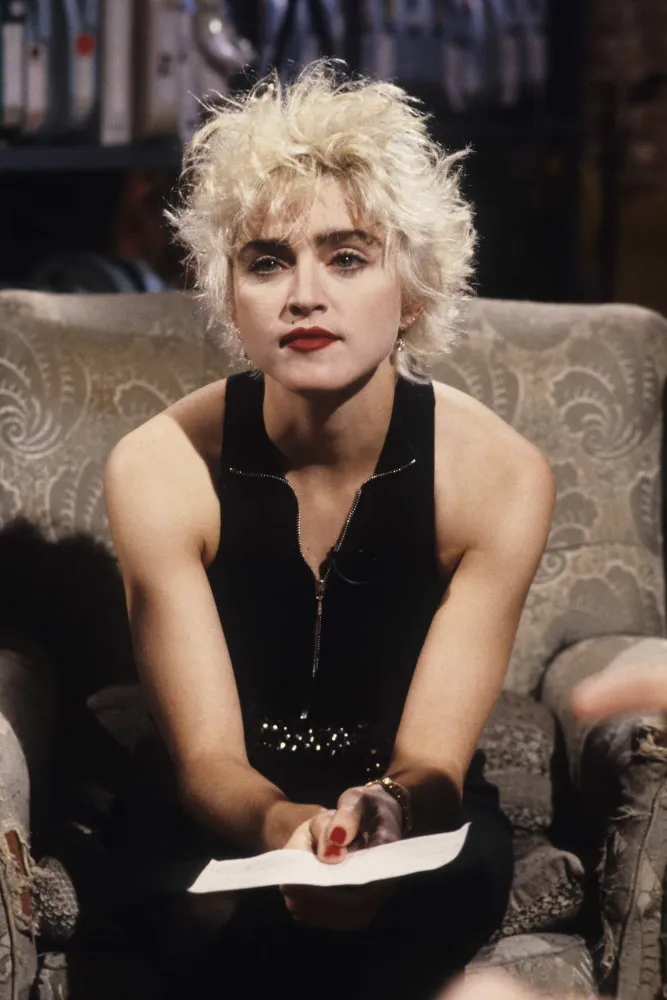 Madonna em frente a cruzes em chamas na cena mais polêmica do clipe 'Like a Prayer'.