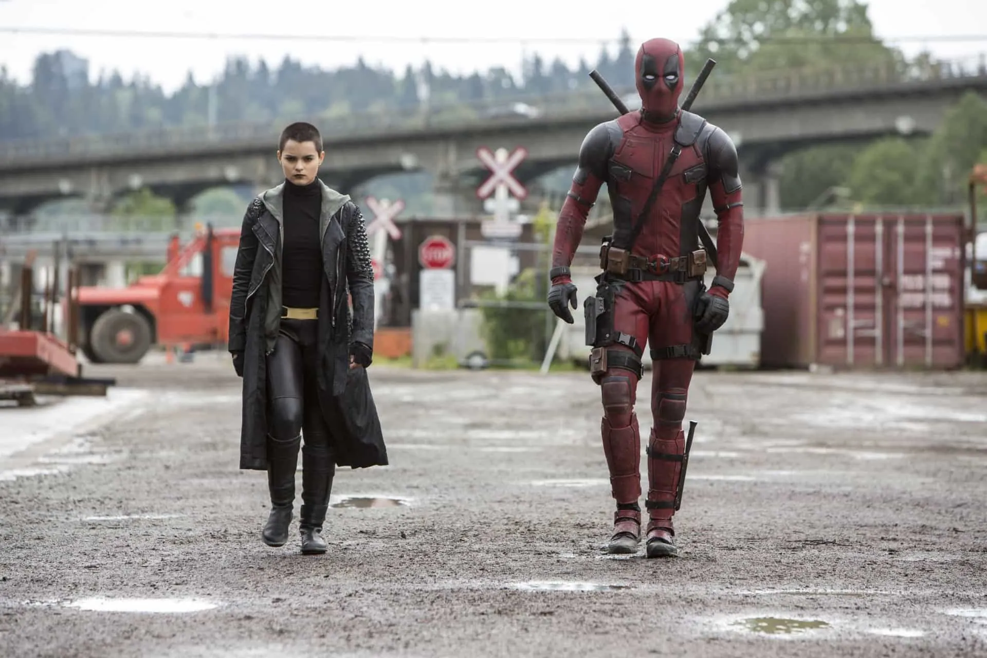 Ryan Reynolds no traje de Deadpool, que realça seu físico musculoso e atlético.