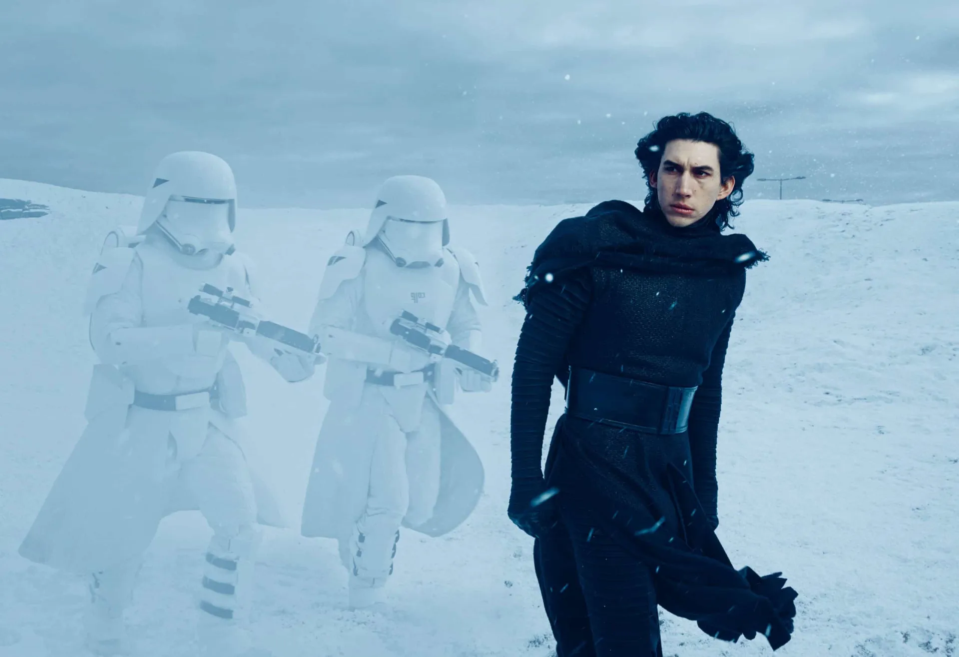 Adam Driver sem camisa como Kylo Ren em 'Star Wars', mostrando um físico surpreendentemente musculoso.