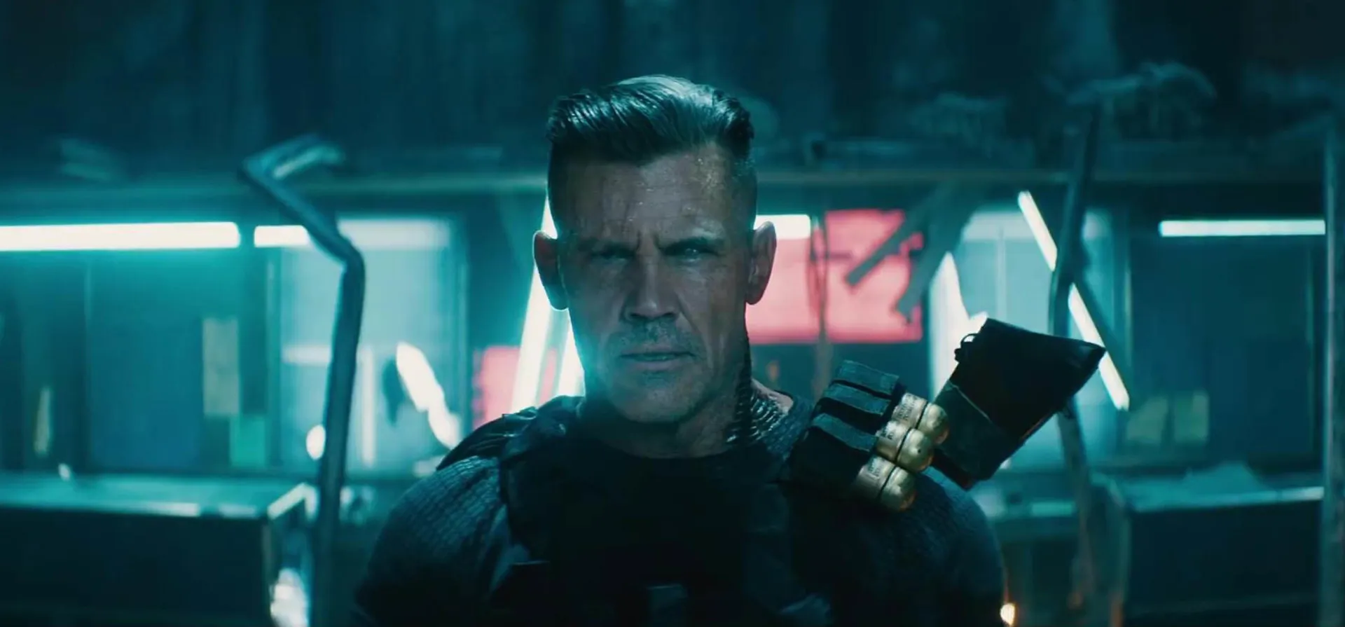 Josh Brolin como o vilão Cable, com um braço biônico e um físico extremamente musculoso e vascularizado.