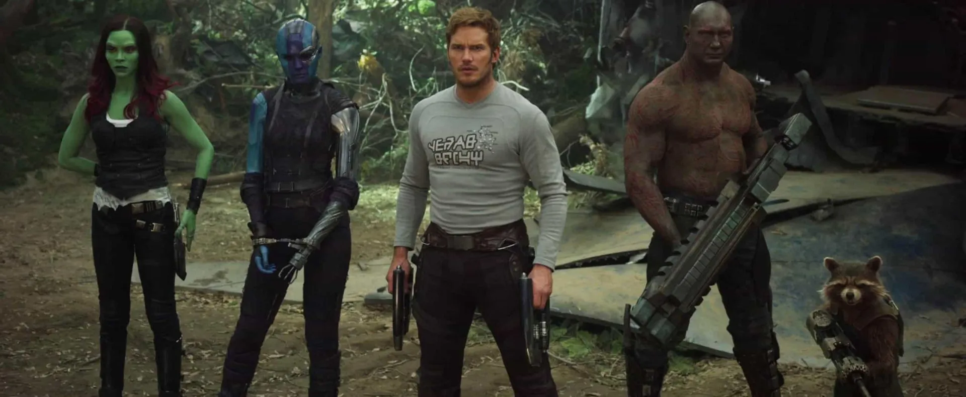 Chris Pratt mostrando seu antes e depois, com uma selfie sem camisa exibindo seu novo corpo musculoso.