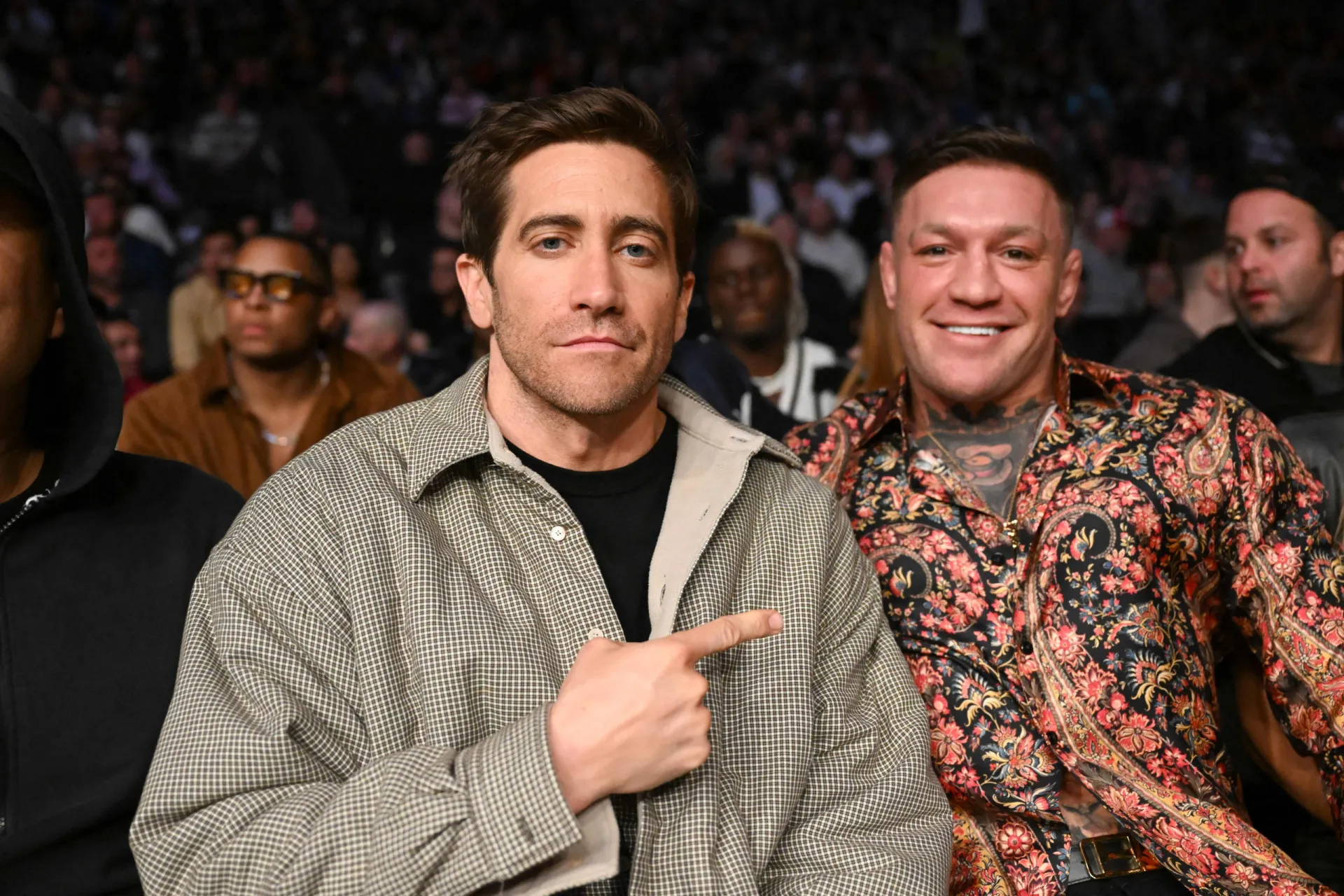 Jake Gyllenhaal com o abdômen trincado durante uma pesagem real do UFC para as filmagens de 'Road House'.