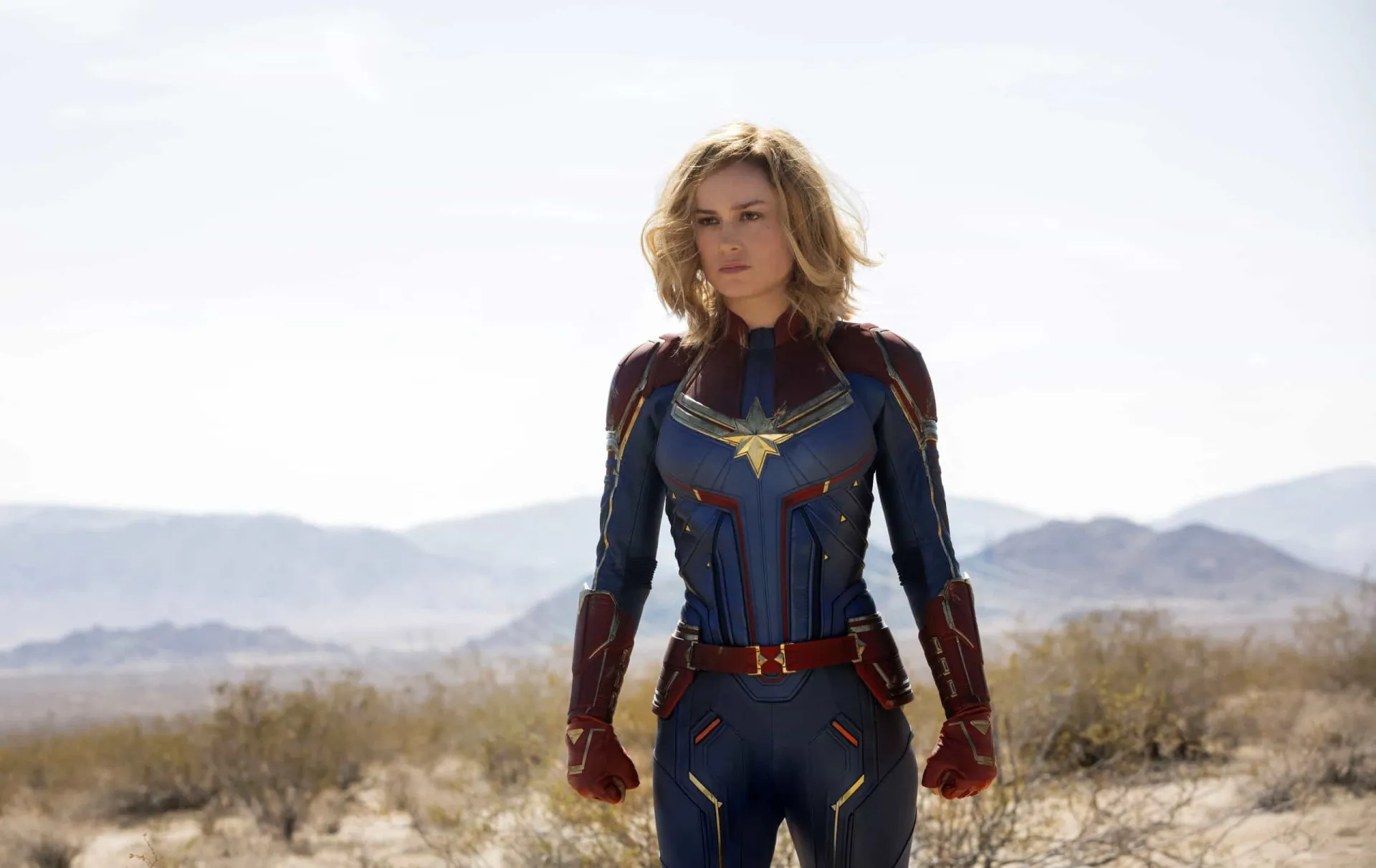Brie Larson treinando pesado na academia, empurrando um jipe para ganhar força para o papel de Capitã Marvel.