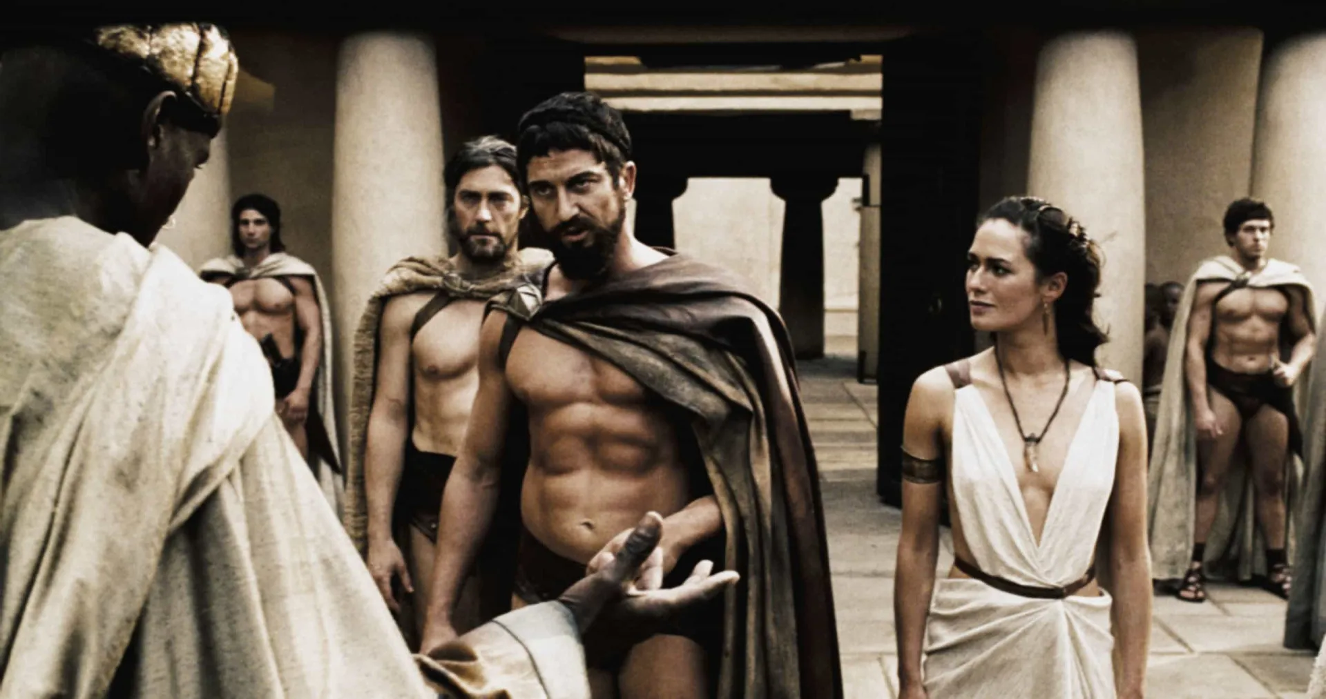 Gerard Butler como Rei Leônidas em '300', gritando com um corpo extremamente definido e musculoso.