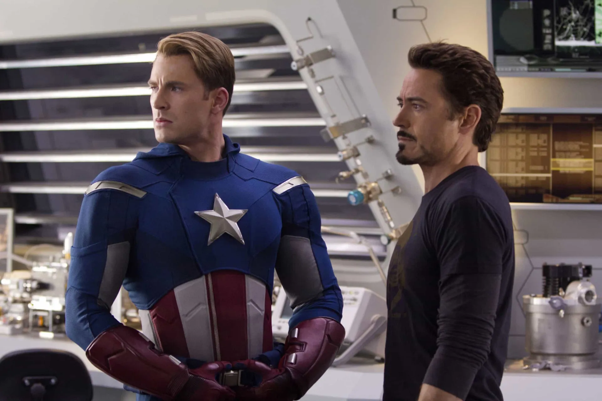 Chris Evans como Capitão América, com o uniforme e um corpo musculoso que preenche perfeitamente o traje.