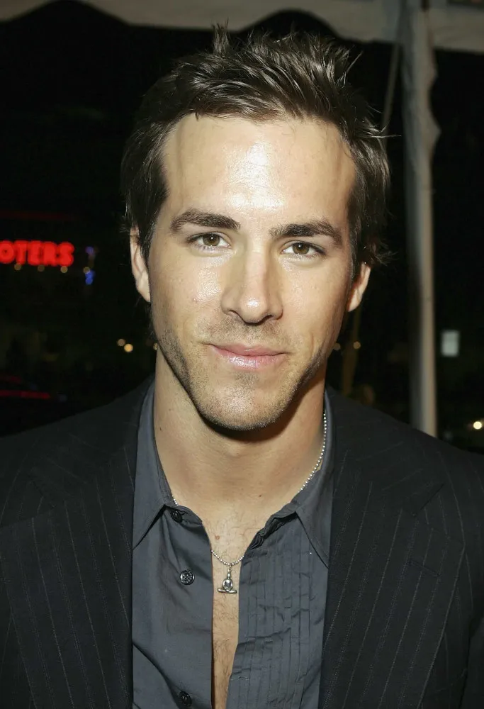 Um jovem Ryan Reynolds sem camisa em 'Blade: Trinity', mostrando o abdômen definido que o lançou como astro de ação.