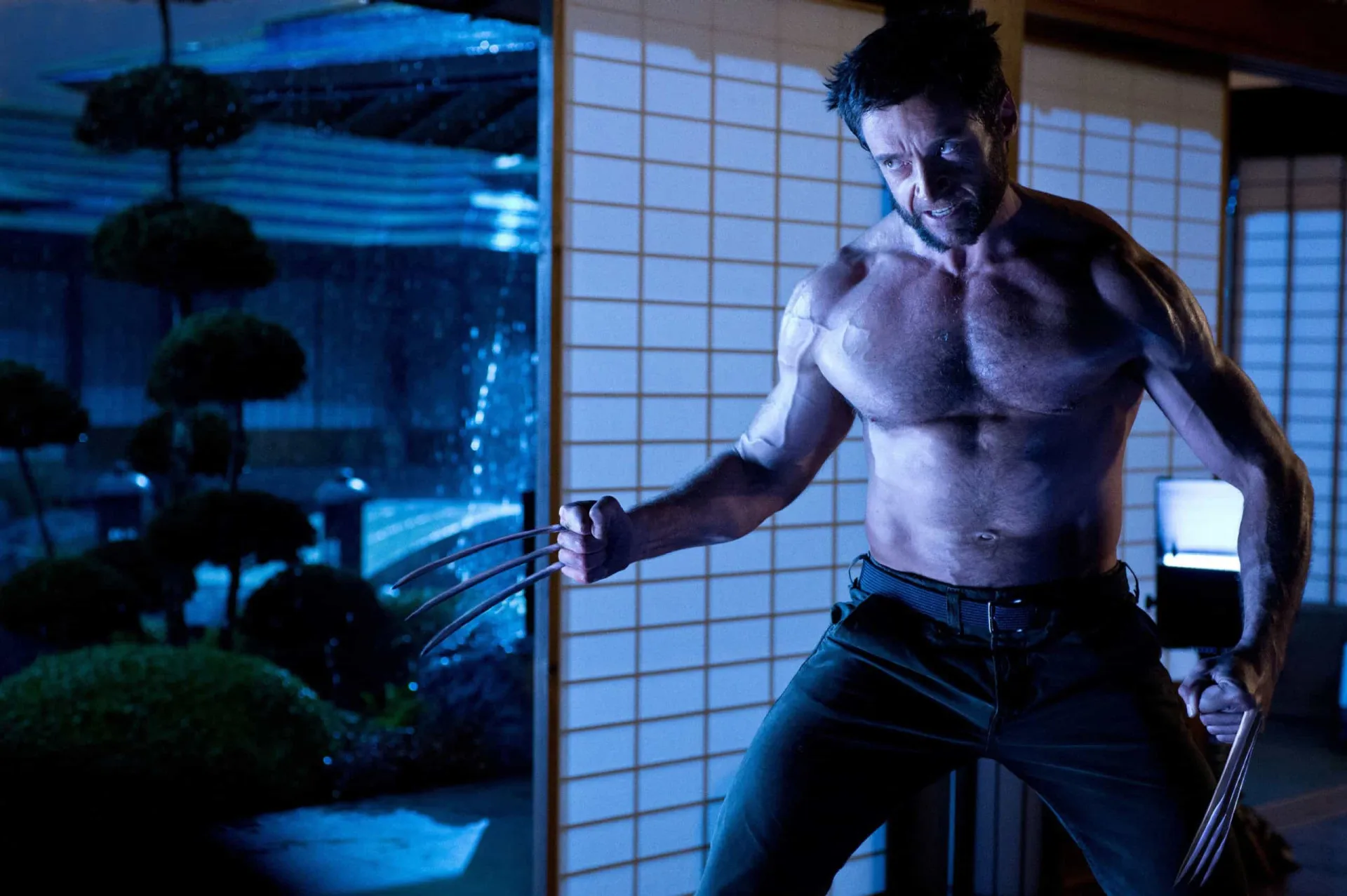 Hugh Jackman como Wolverine, exibindo um físico extremamente definido e musculoso, com as veias saltadas.