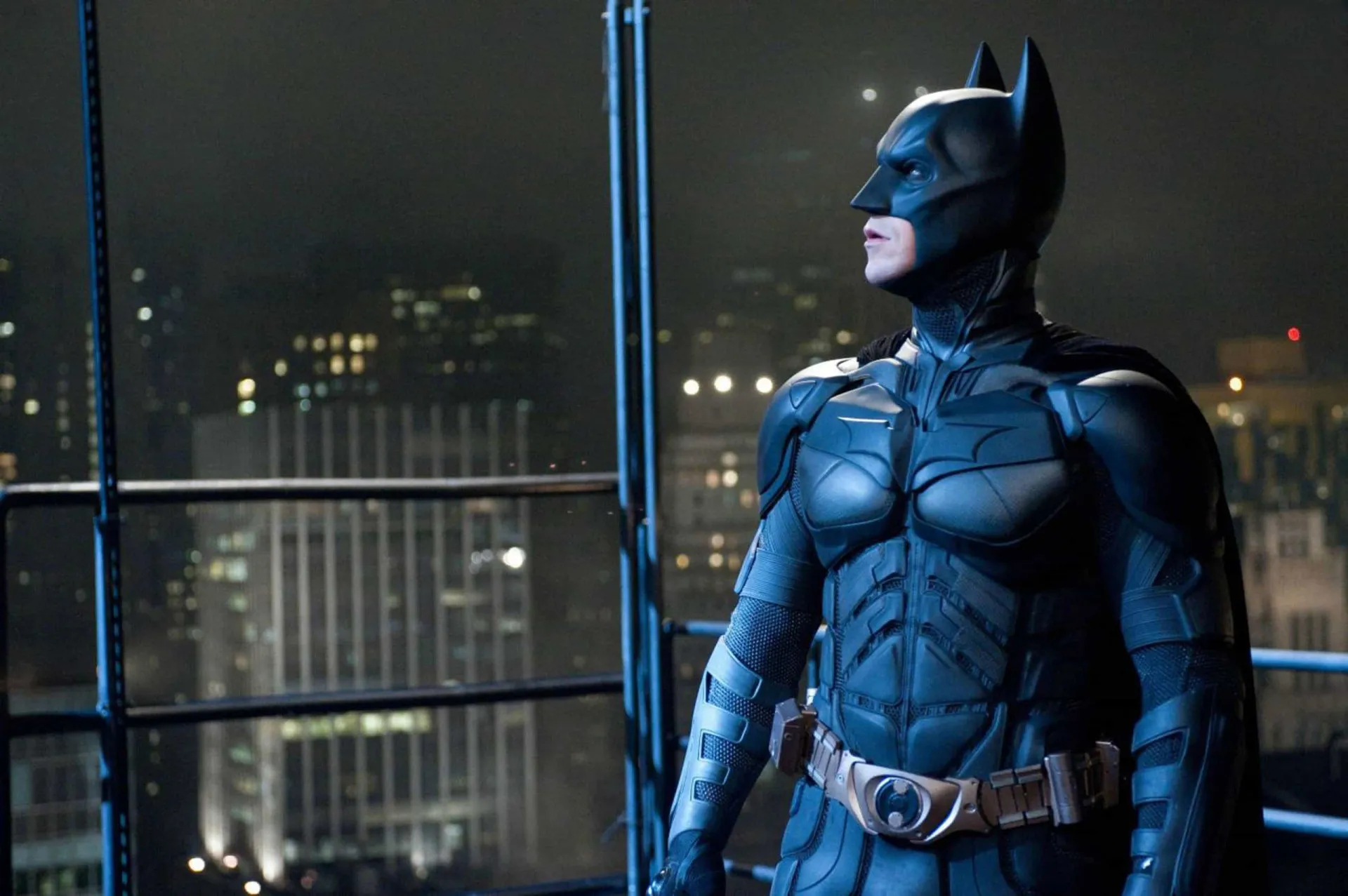 Christian Bale no set de 'Batman Begins', já com um corpo robusto e musculoso para o papel.