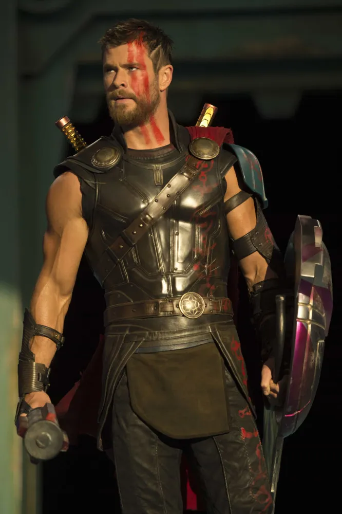 Chris Hemsworth novamente com o físico imponente de Thor para a sequência 'O Mundo Sombrio'.