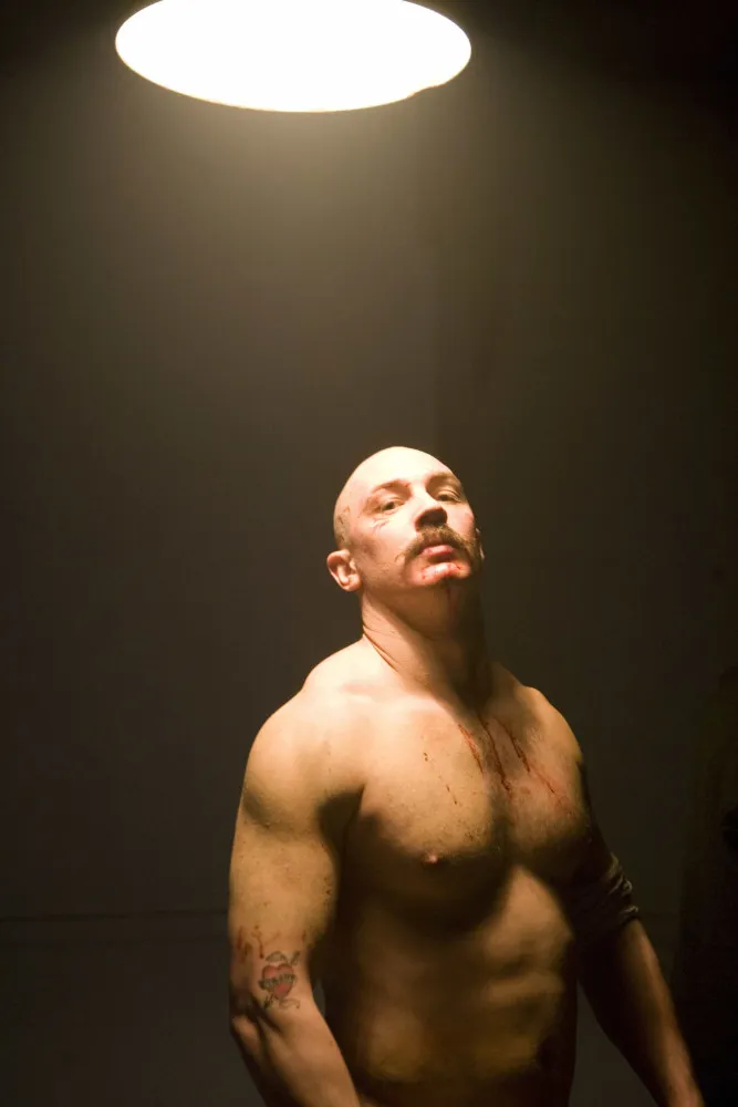 Tom Hardy com o físico robusto e intimidador do criminoso Charles Bronson, em uma cena do filme 'Bronson'.