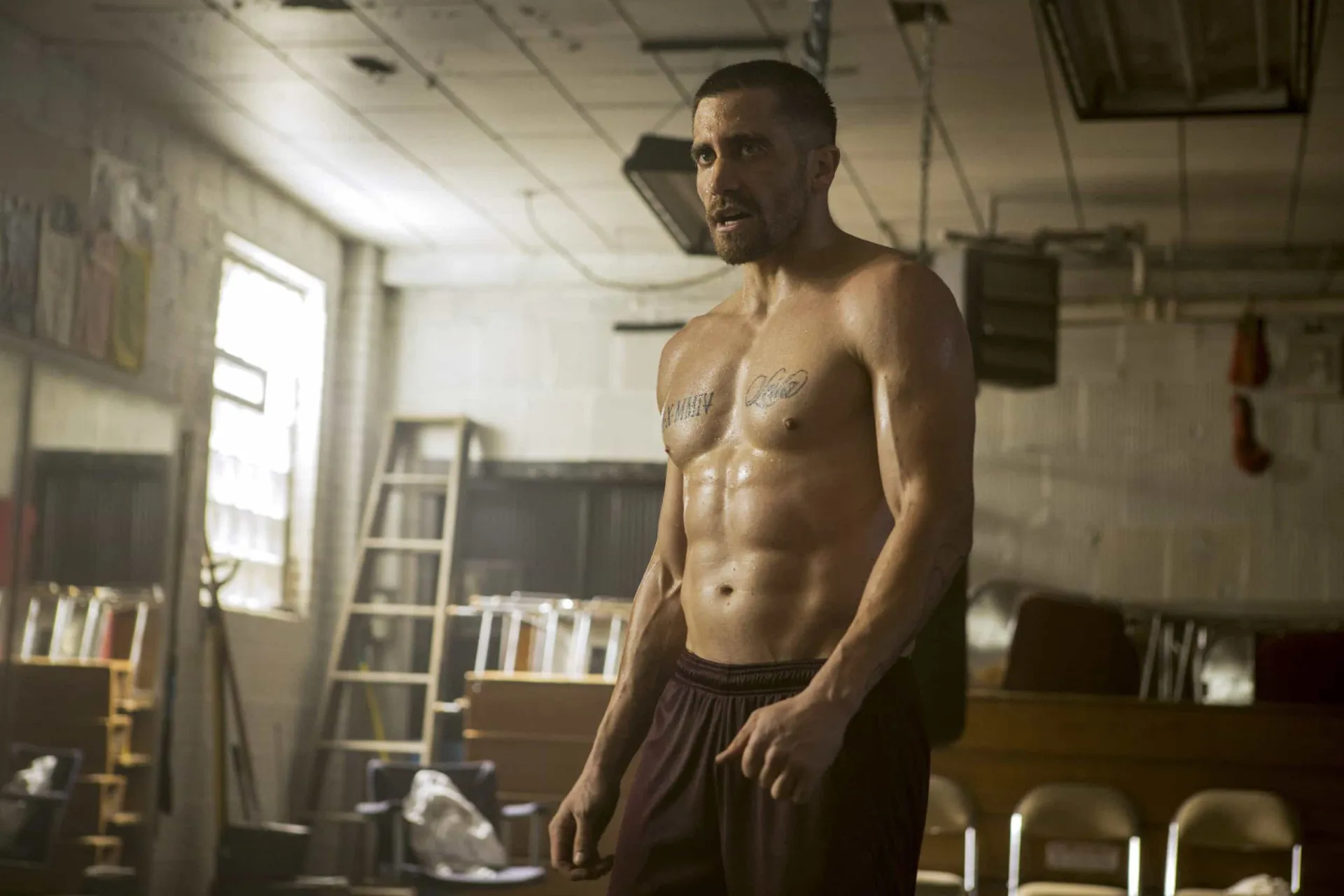 Jake Gyllenhaal com o corpo de um boxeador profissional, musculoso e definido, no filme 'Nocaute'.