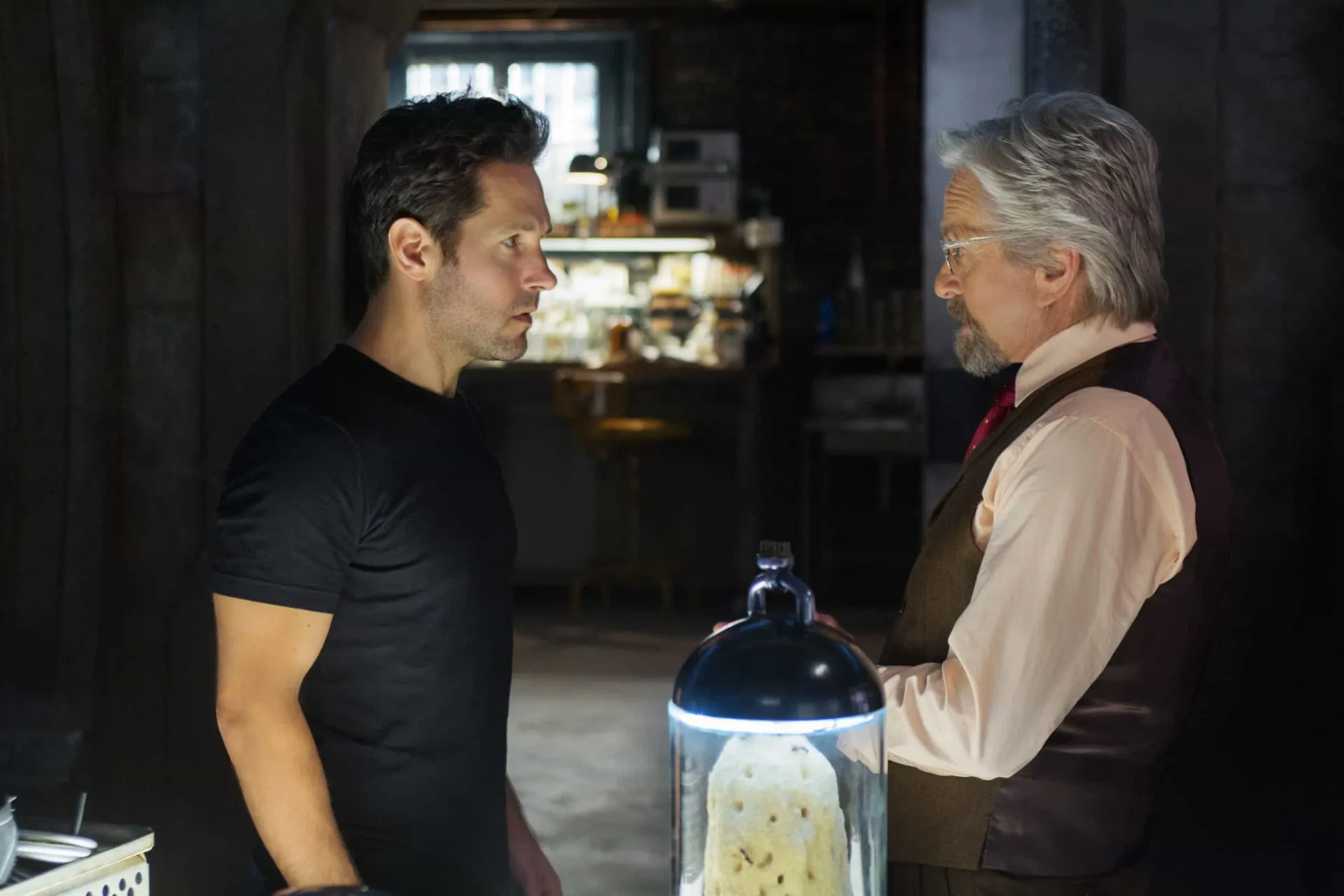 Paul Rudd mostrando o abdômen definido em uma cena de 'Homem-Formiga', provando sua dedicação ao papel.
