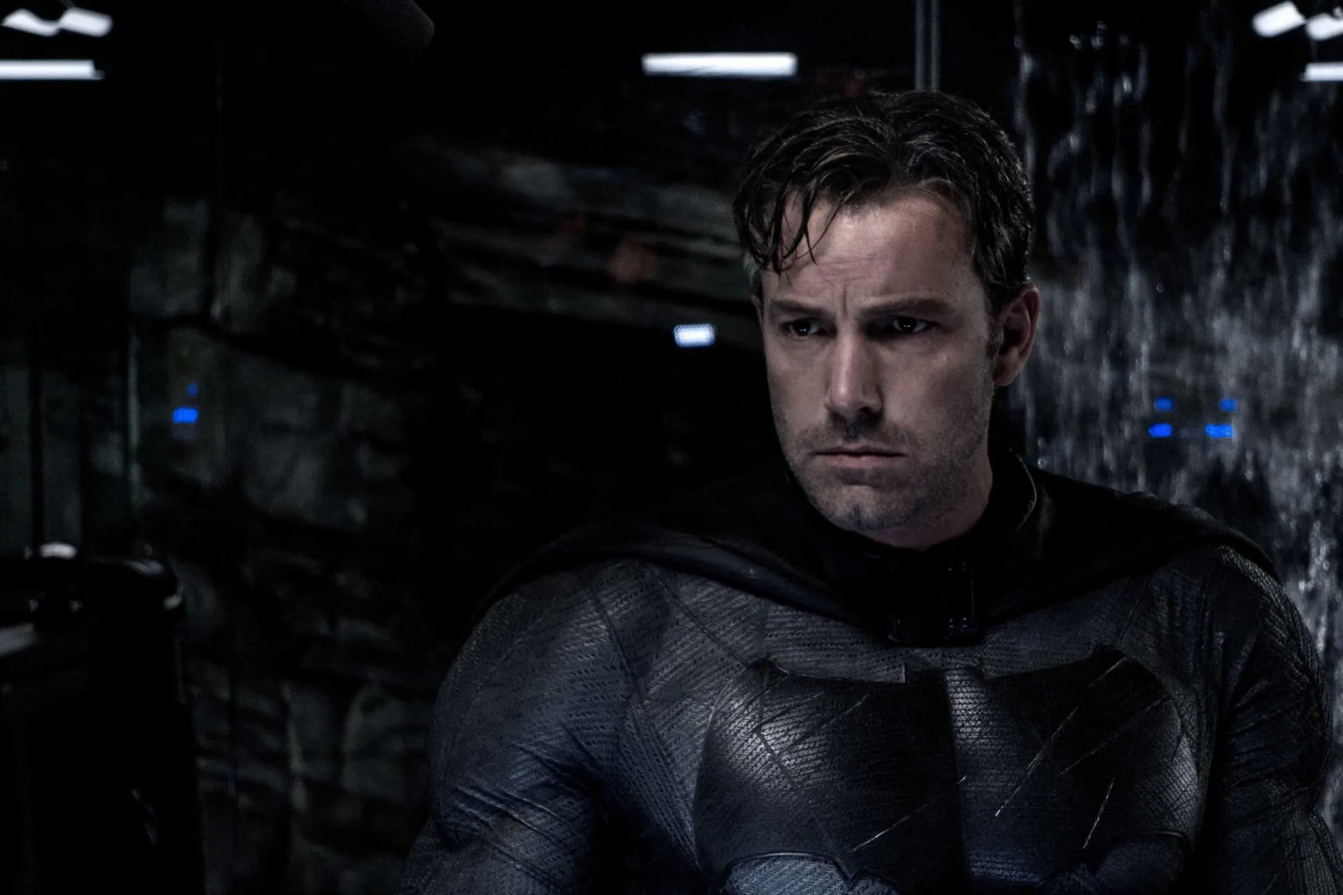 Ben Affleck treinando pesado, levantando um pneu gigante, para construir o físico do Batman.