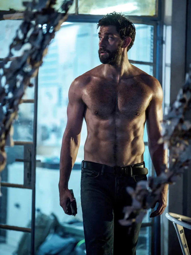 John Krasinski com um físico robusto e musculoso, bem diferente de seu personagem Jim em 'The Office'.