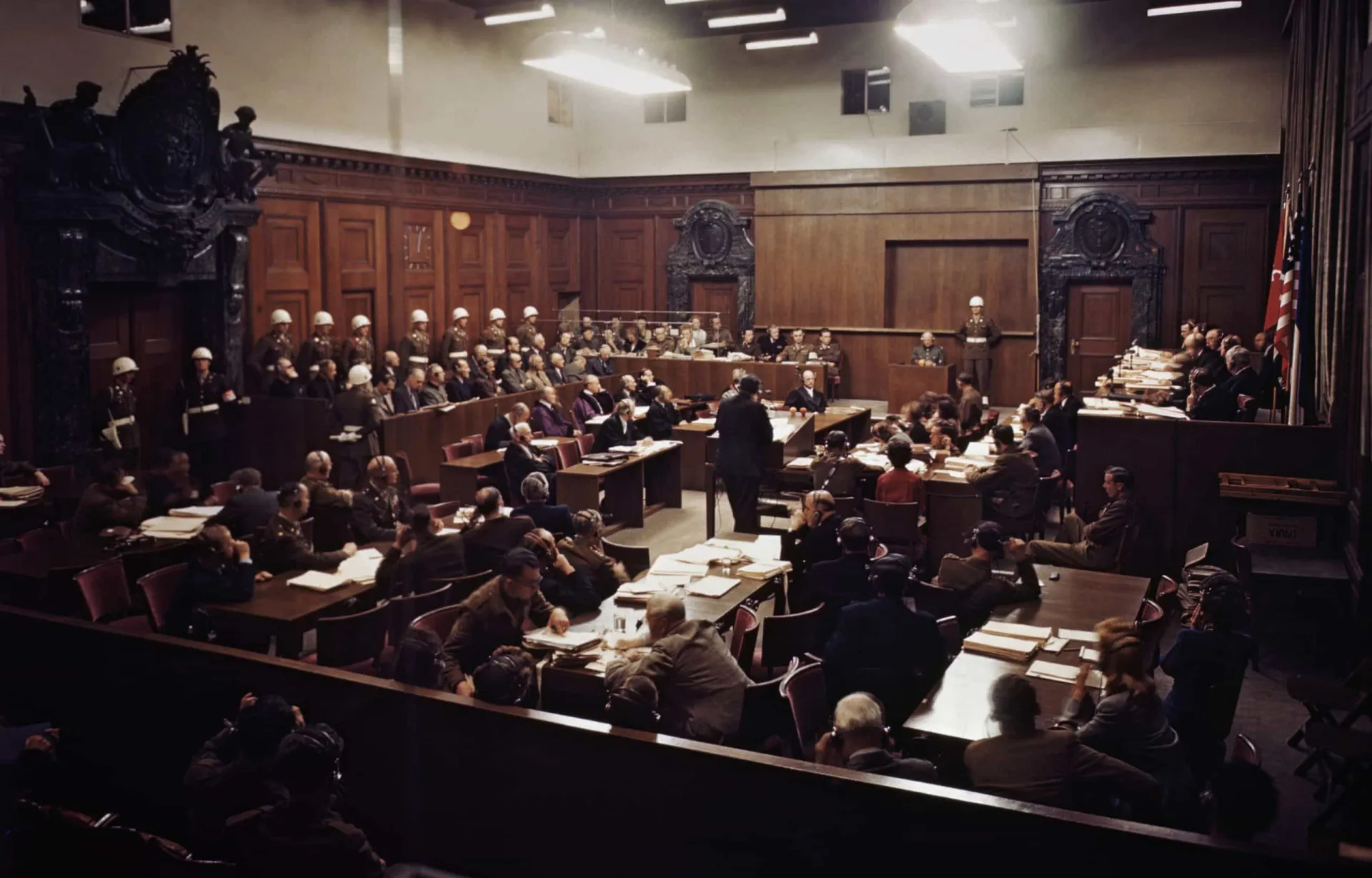 Líderes nazistas no banco dos réus durante os julgamentos de Nuremberg.