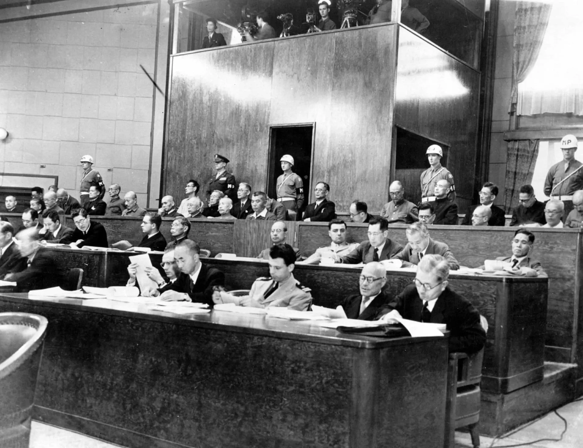Prisioneiros de guerra japoneses após a rendição, aguardando o destino de seus líderes no Tribunal de Tóquio.