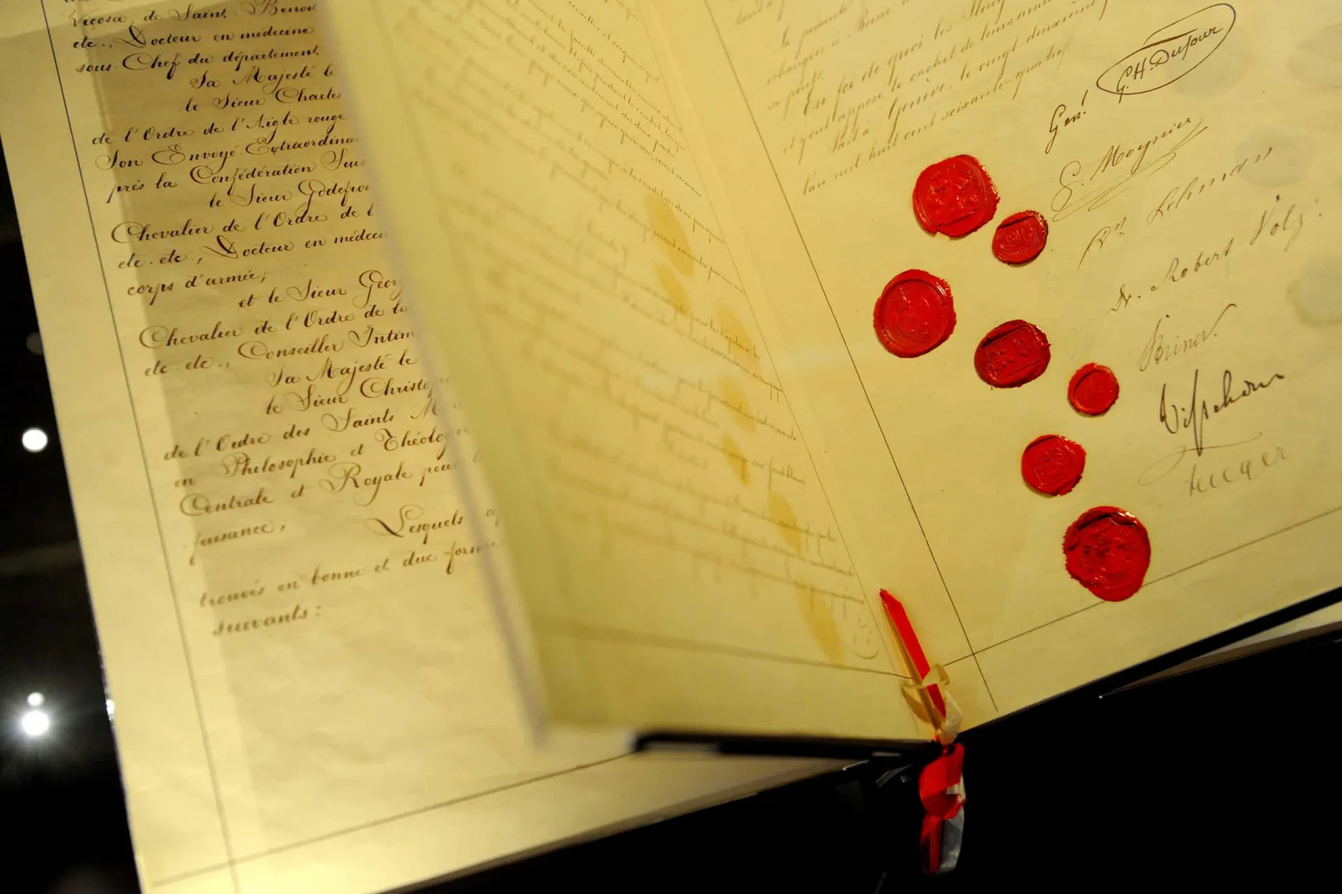 Um advogado analisando documentos legais com uma lupa, simbolizando a complexidade e os detalhes da lei.