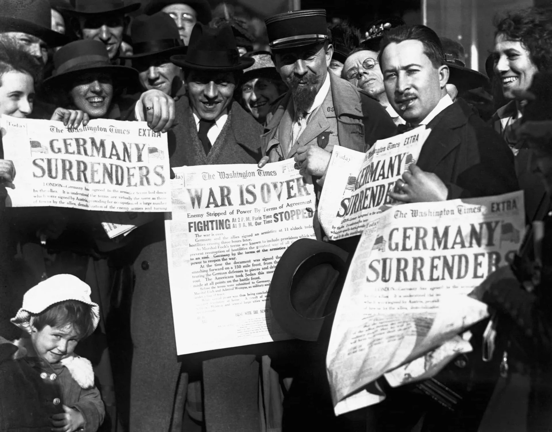 Soldados em uma trincheira durante a Primeira Guerra Mundial, um conflito que mudou as leis de guerra.