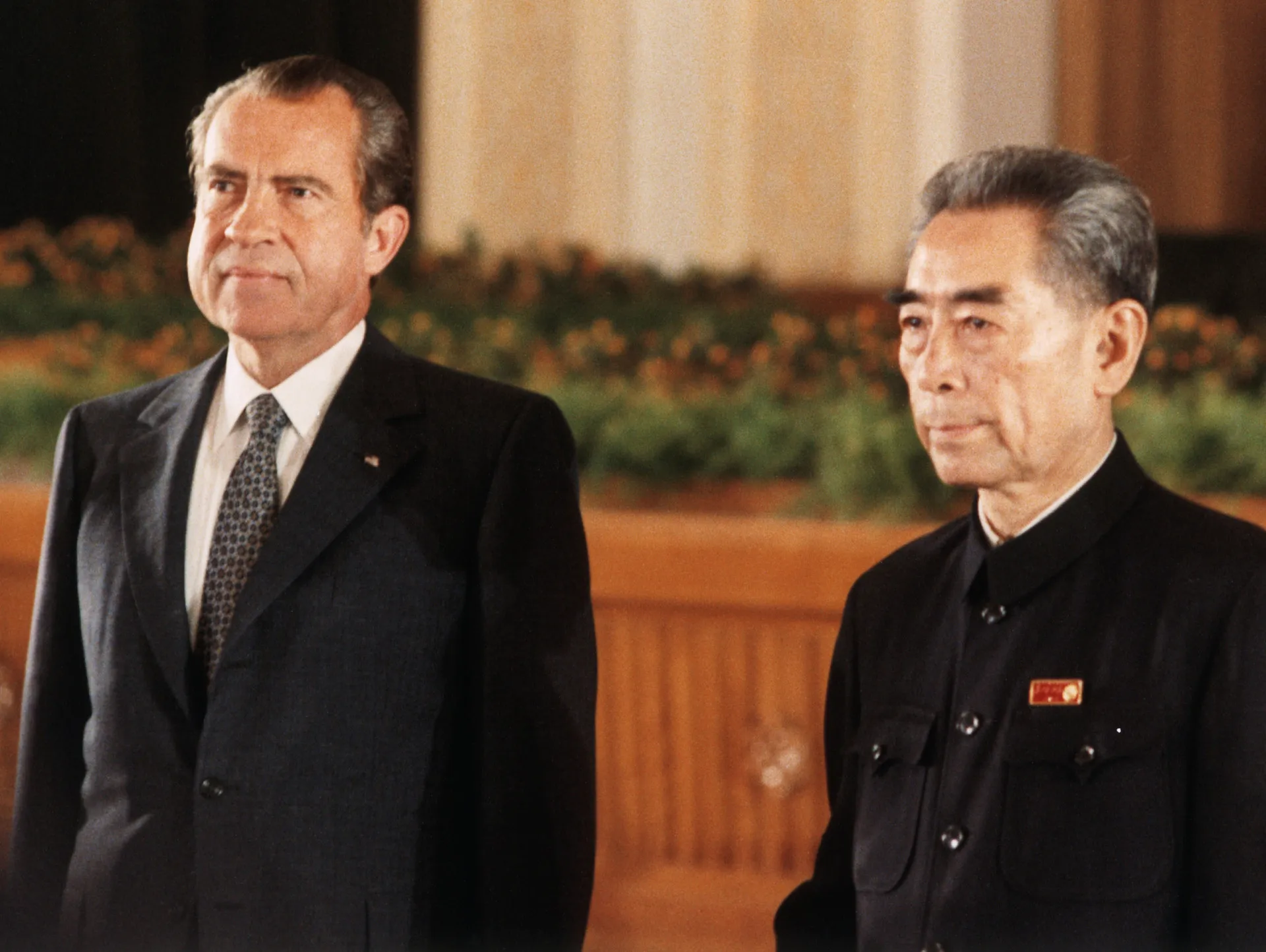 O presidente Richard Nixon apertando a mão do primeiro-ministro chinês Zhou Enlai em Pequim.