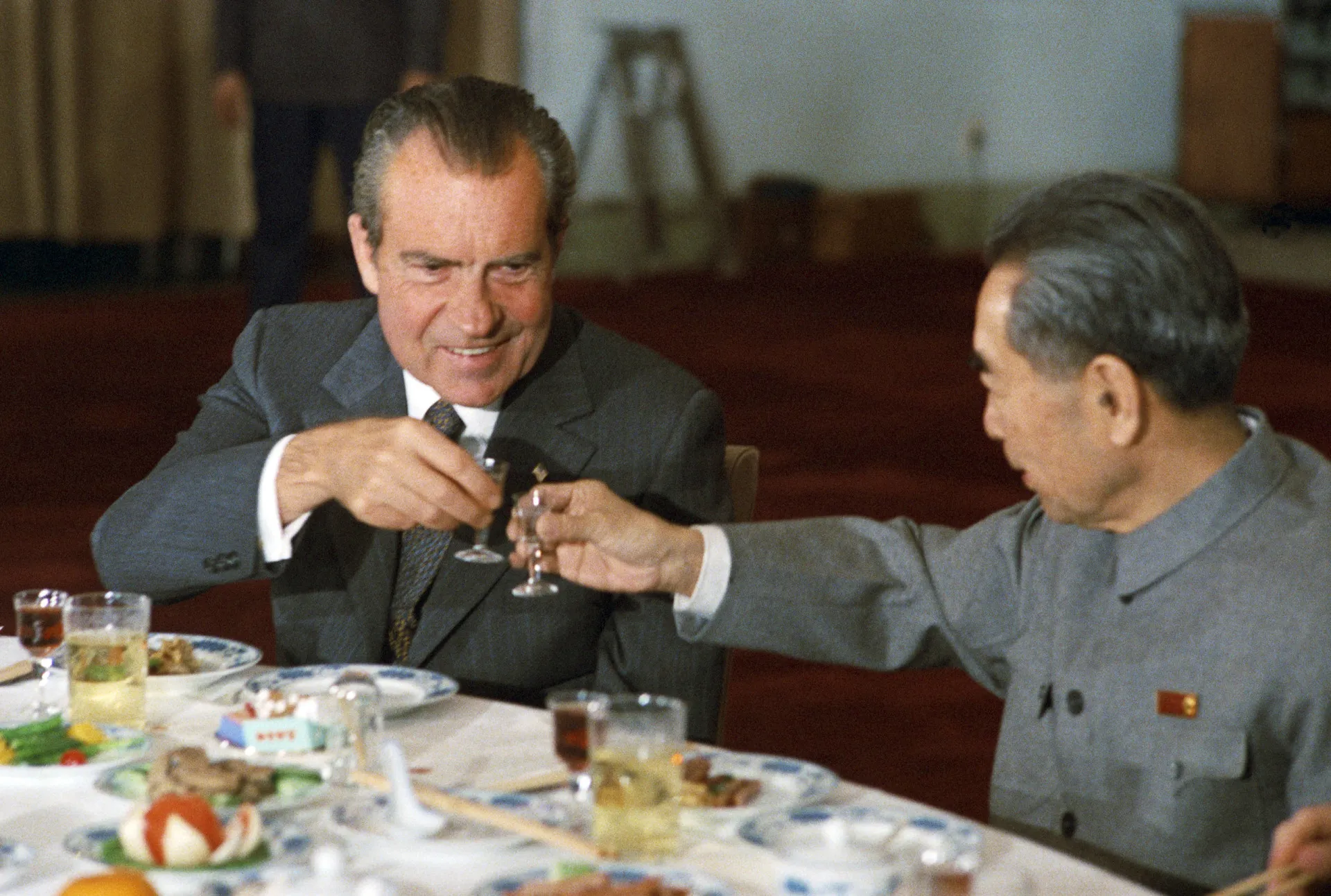 Nixon e Zhou Enlai brindando durante um banquete oficial na China em 1972.