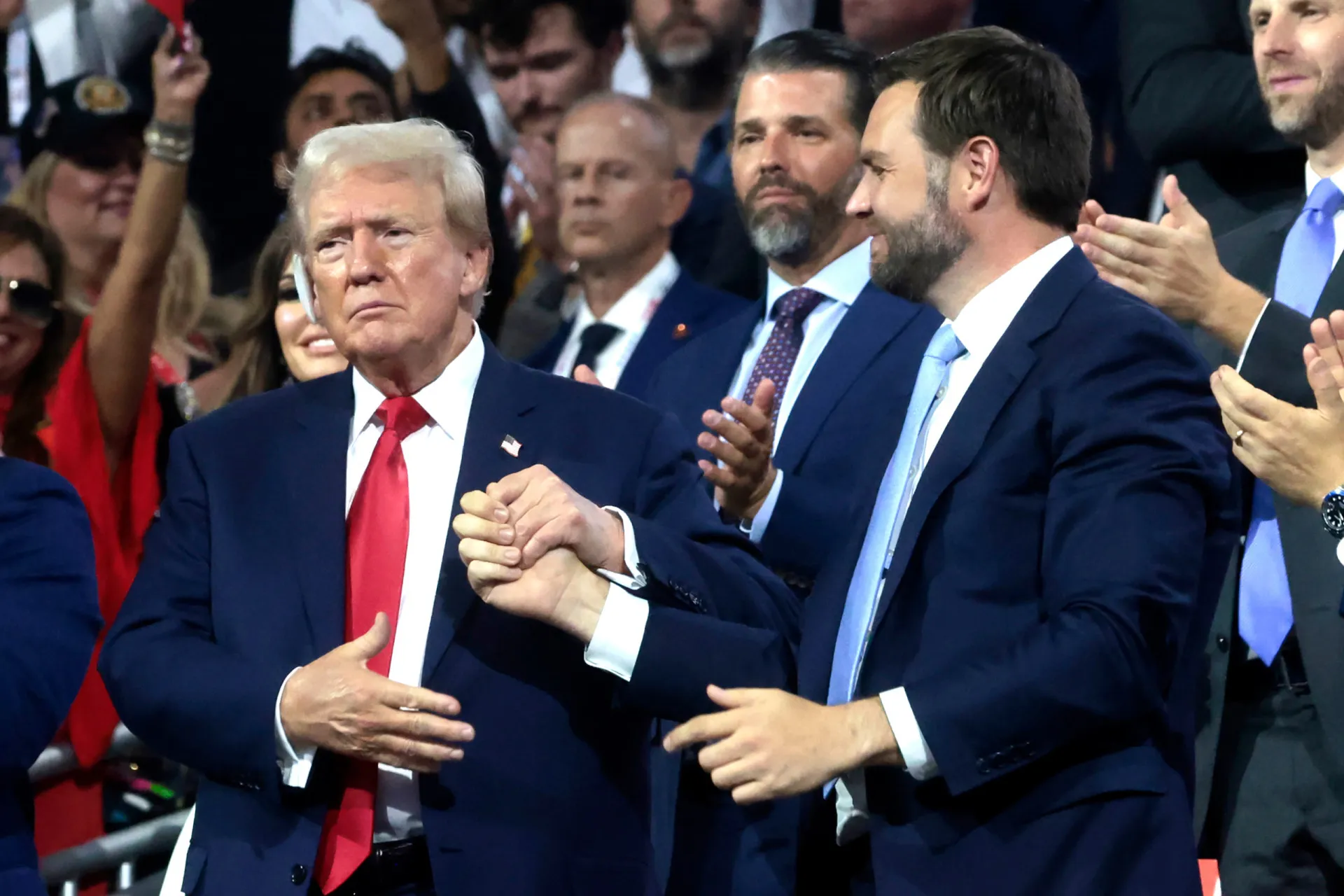 Donald Trump e J.D. Vance no palco da Convenção Nacional Republicana.