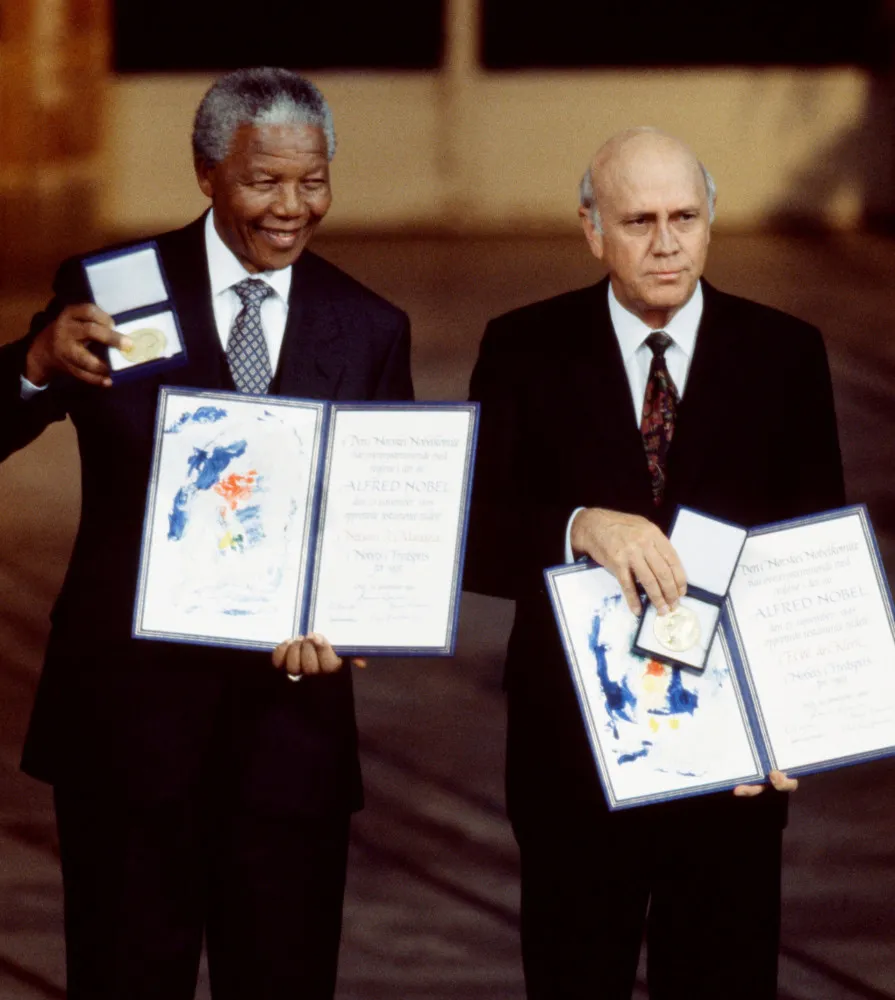 Mandela e de Klerk recebendo o Prêmio Nobel da Paz em 1993 por seus esforços conjuntos.