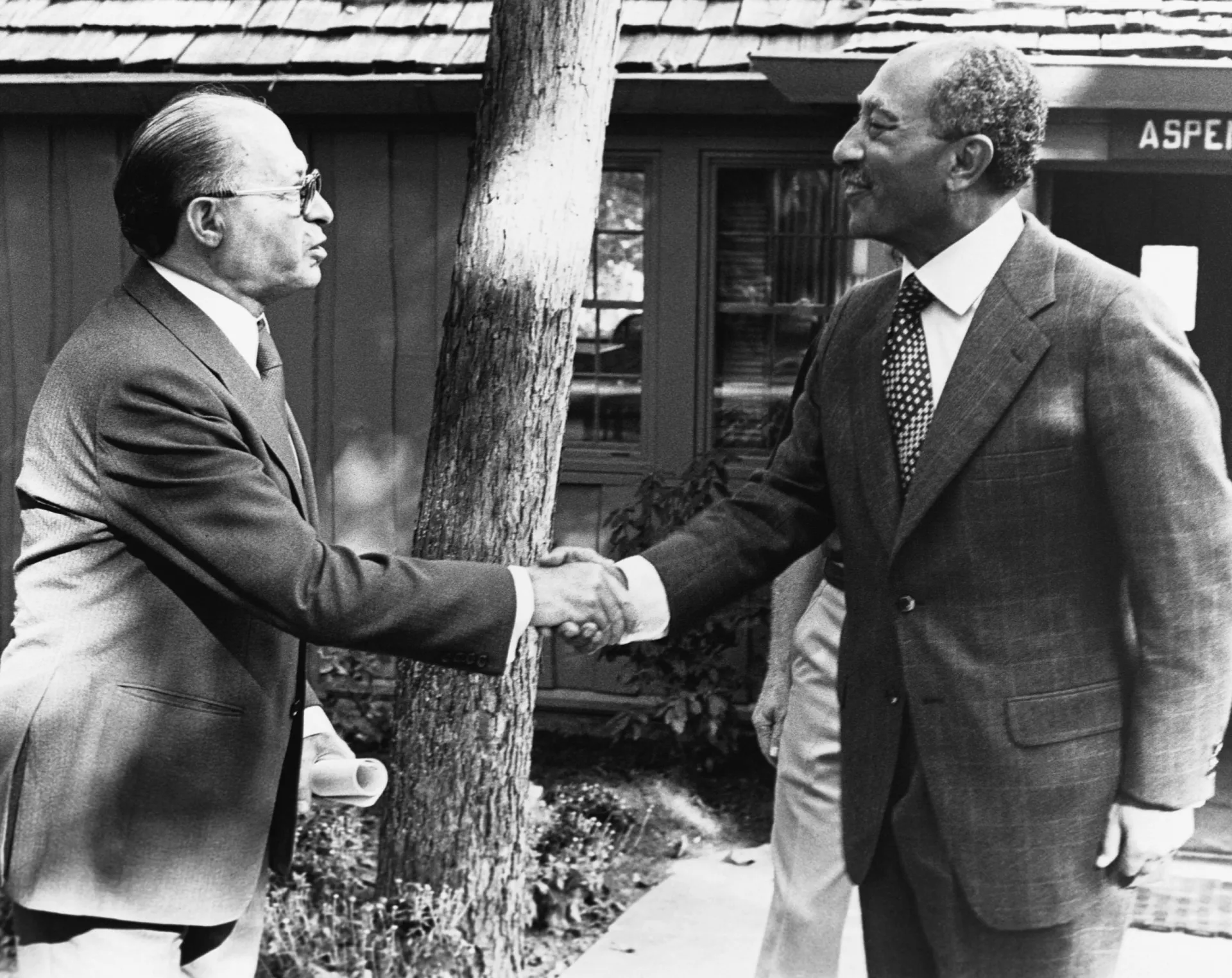 O presidente egípcio Anwar Sadat e o primeiro-ministro israelense Menachem Begin em uma reunião.