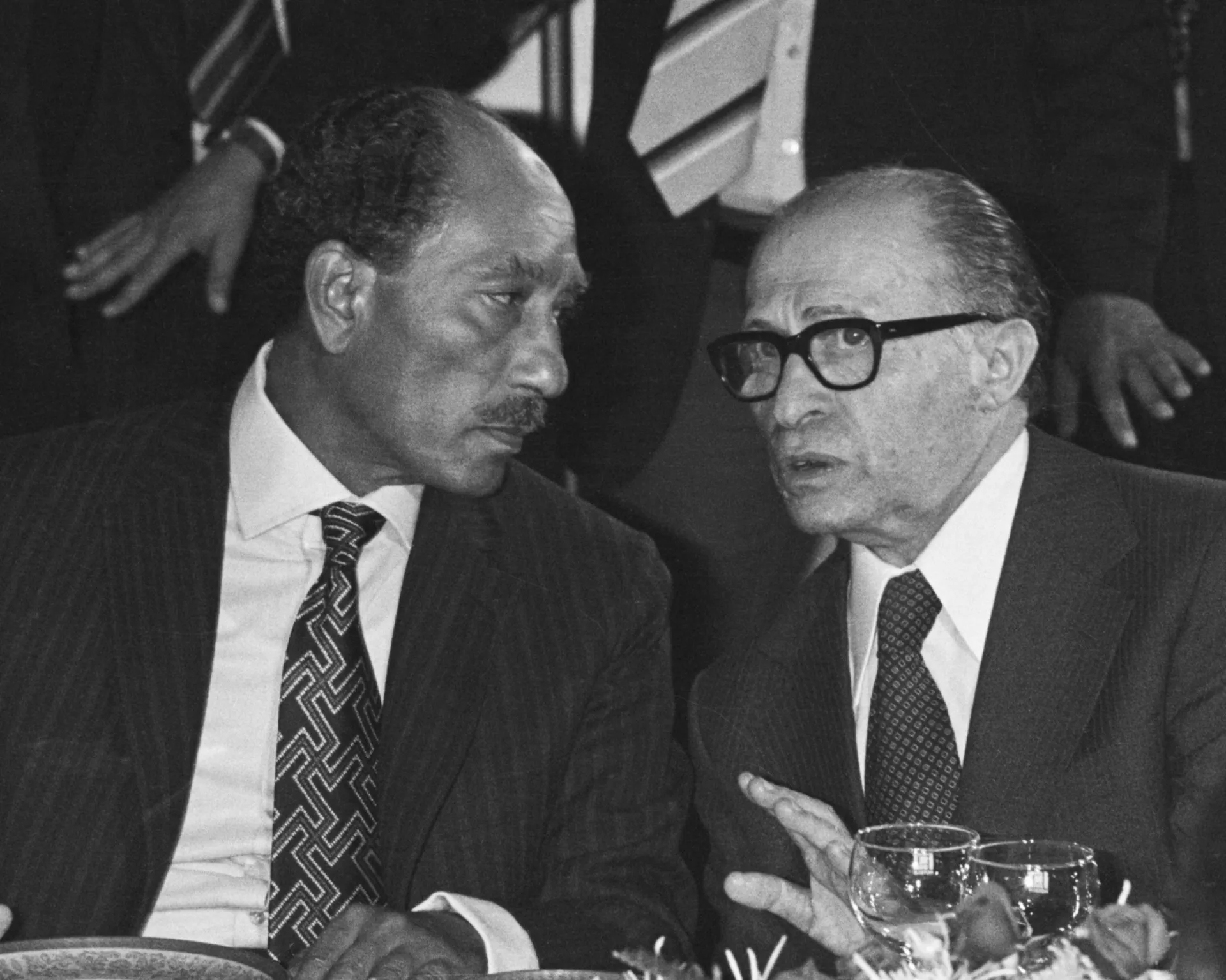 Jimmy Carter, Anwar Sadat e Menachem Begin celebrando os Acordos de Camp David.