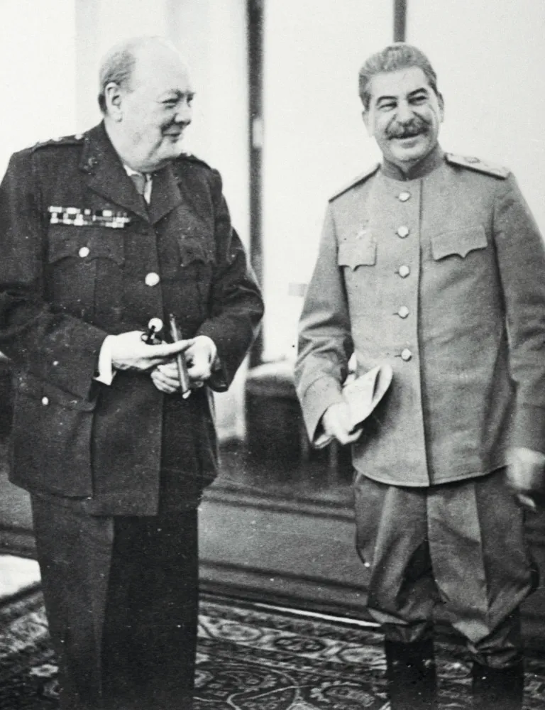 Churchill, Roosevelt e Stalin na Conferência de Yalta, planejando o futuro do pós-guerra.