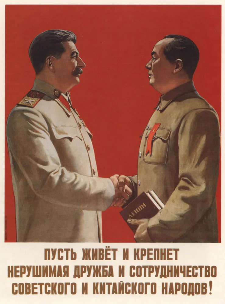 Cartaz de propaganda soviético-chinês mostrando Stalin e Mao juntos, sorrindo.
