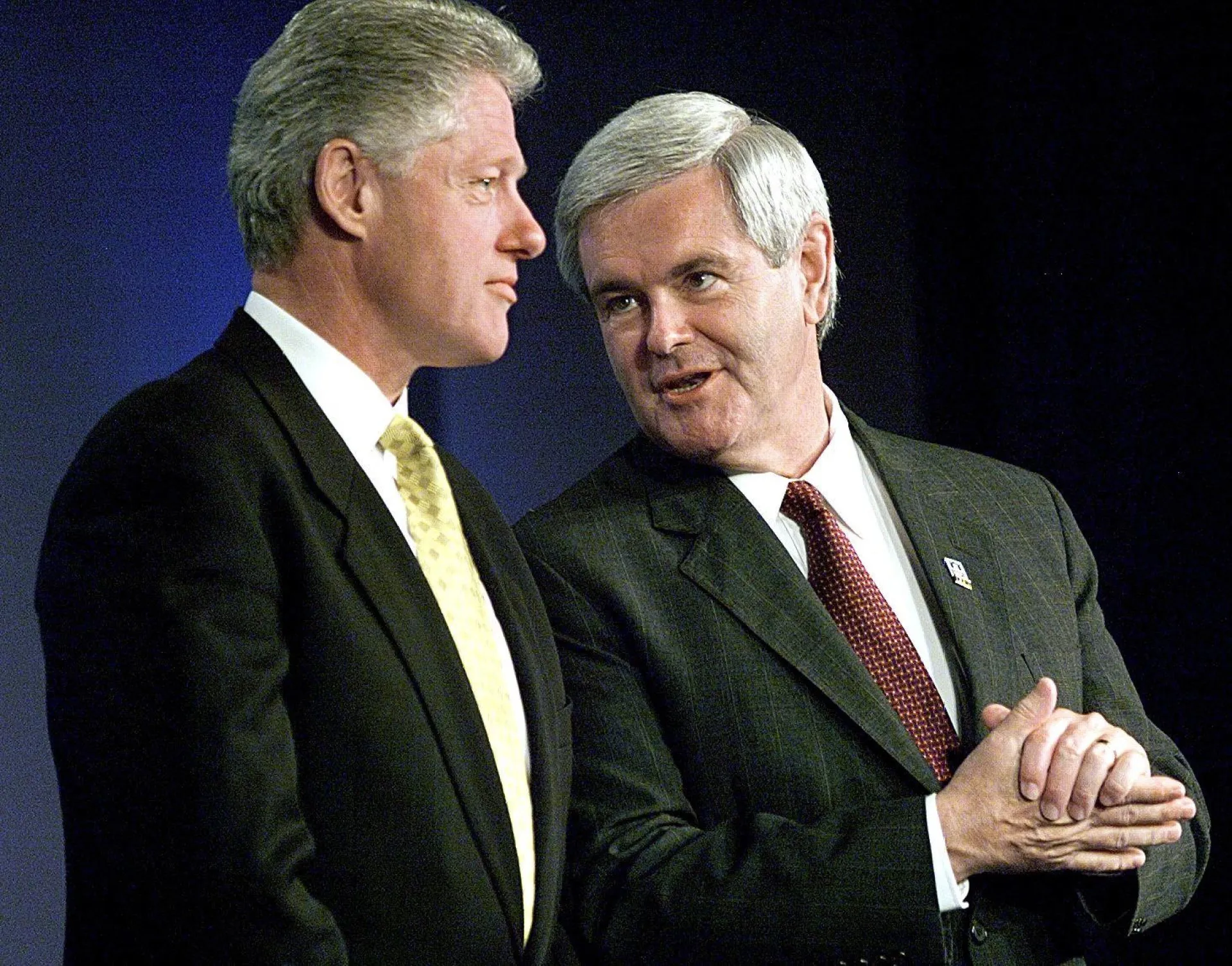 O presidente Bill Clinton e o presidente da Câmara, Newt Gingrich, em uma tensa discussão pública.