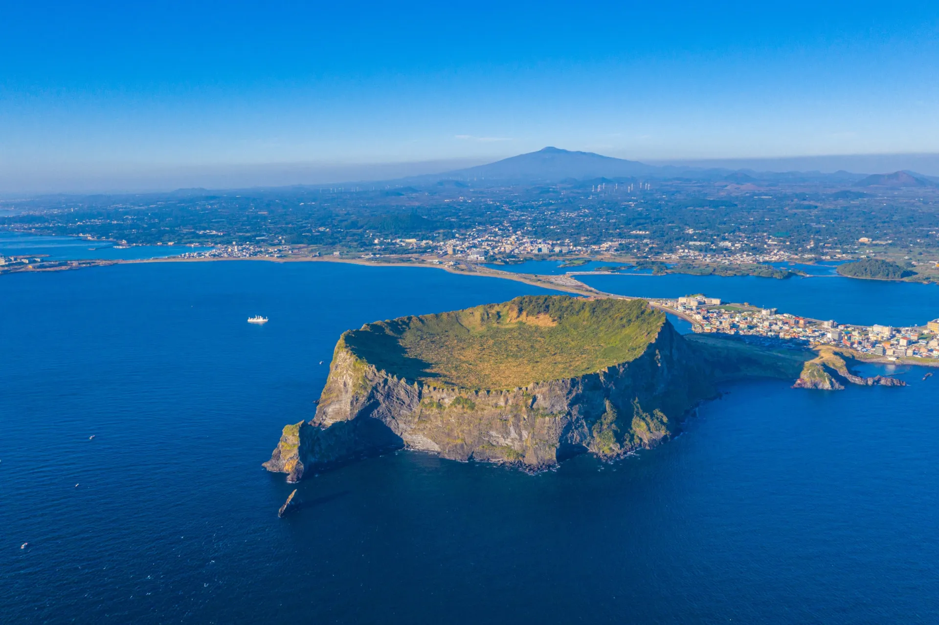 Paisagem vulcânica da Ilha de Jeju, com o Monte Hallasan ao fundo.