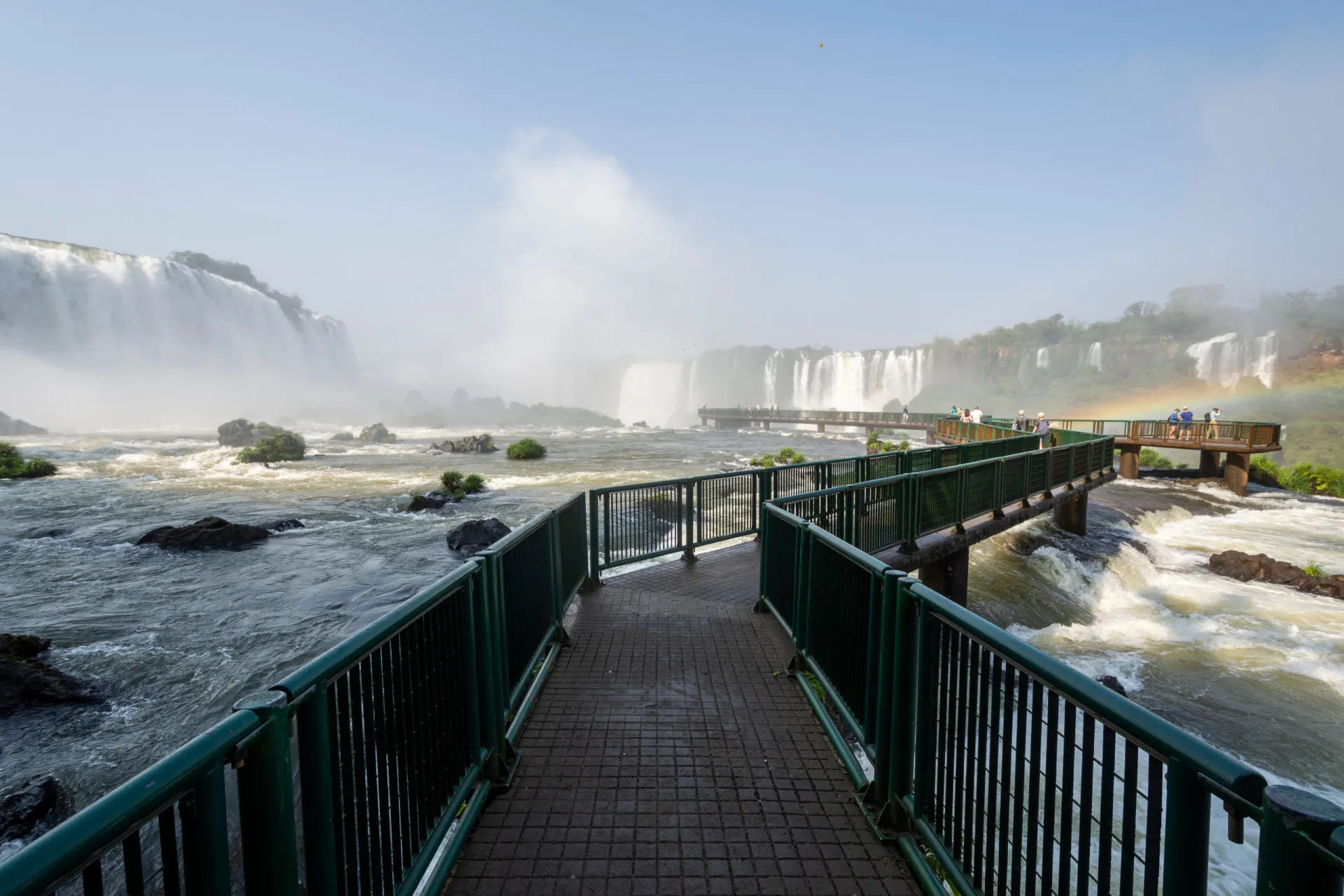 Detalhe da força das águas das Cataratas do Iguaçu caindo sobre as rochas.