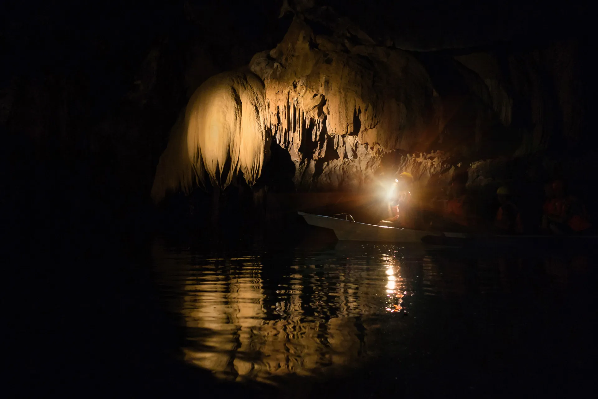 Formações de estalactites e estalagmites dentro da caverna do Rio Puerto-Princesa.