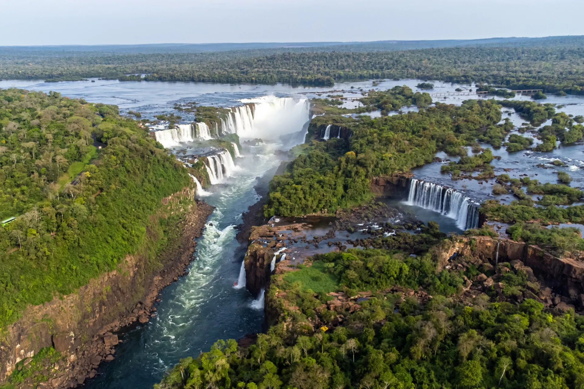 Vista ampla das 275 quedas d'água que compõem as Cataratas do Iguaçu.