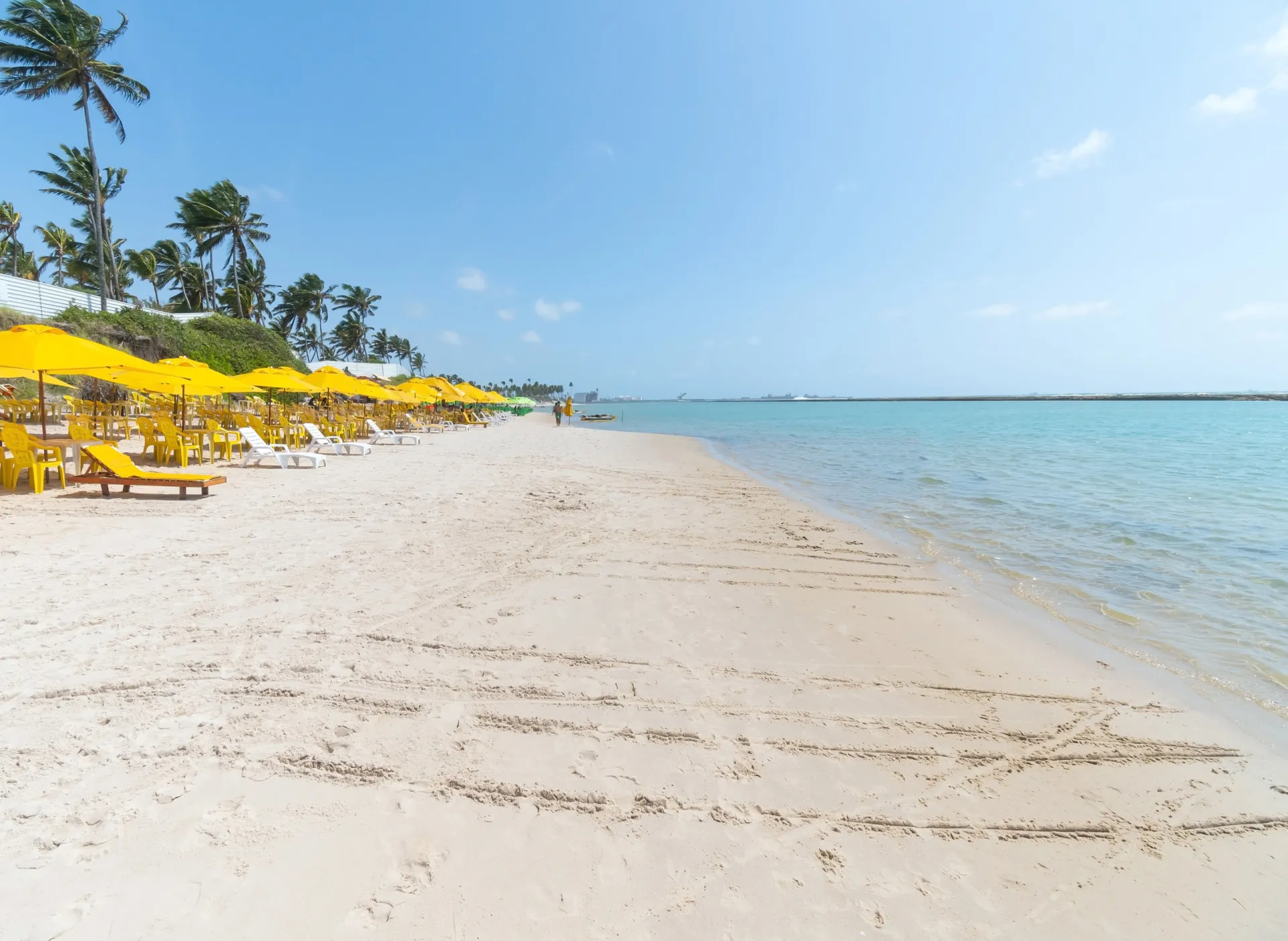 Grande piscina natural formada por um arrecife na Praia de Muro Alto, em Pernambuco.
