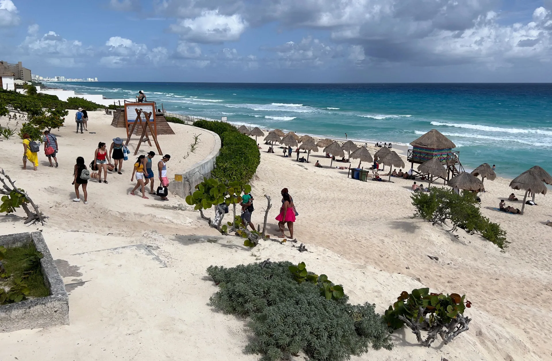 O famoso letreiro colorido de Cancún na Playa Delfines, um ponto popular para fotos.