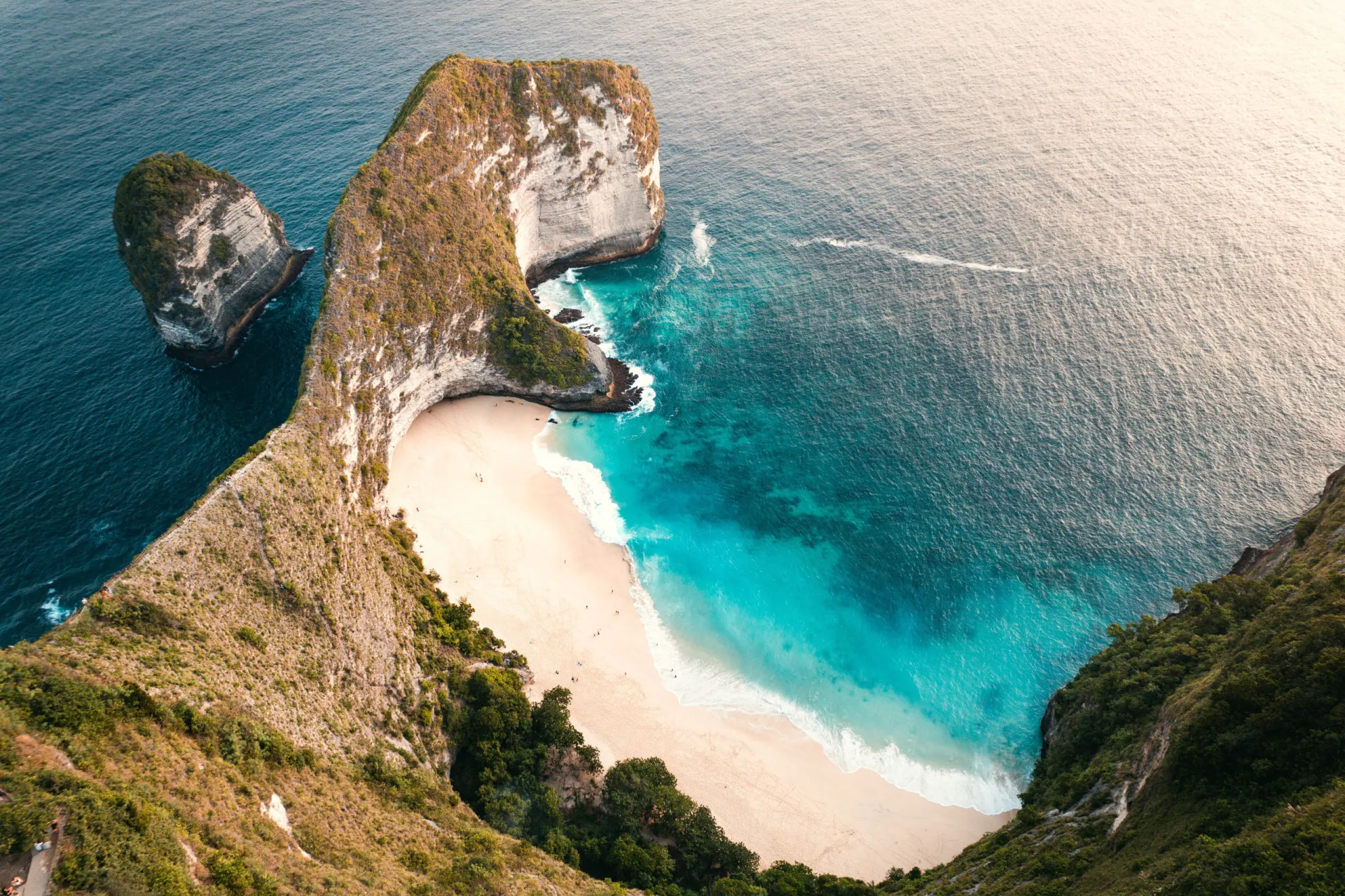 Vista do topo do penhasco de Kelingking Beach, na Indonésia, que se assemelha a um T-Rex.