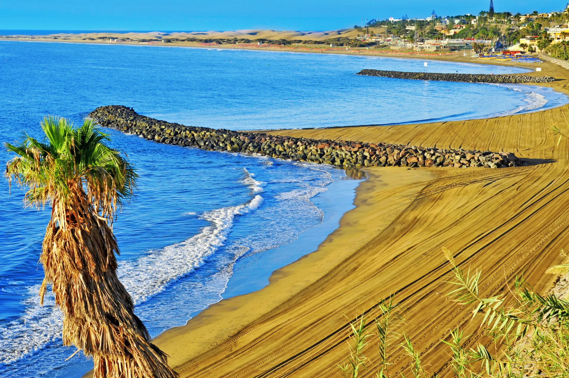 Extensas dunas de areia dourada que levam à Praia de Maspalomas, na Gran Canaria.