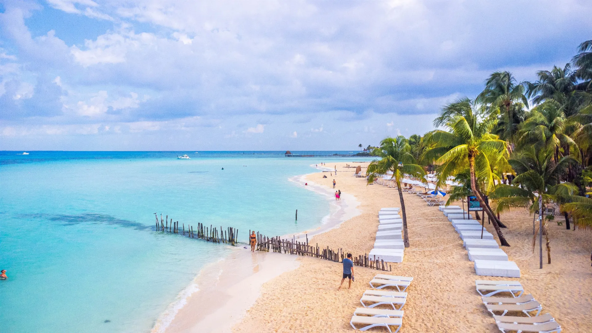 Barcos e iates ancorados nas águas calmas e rasas da Playa Norte, em Isla Mujeres.
