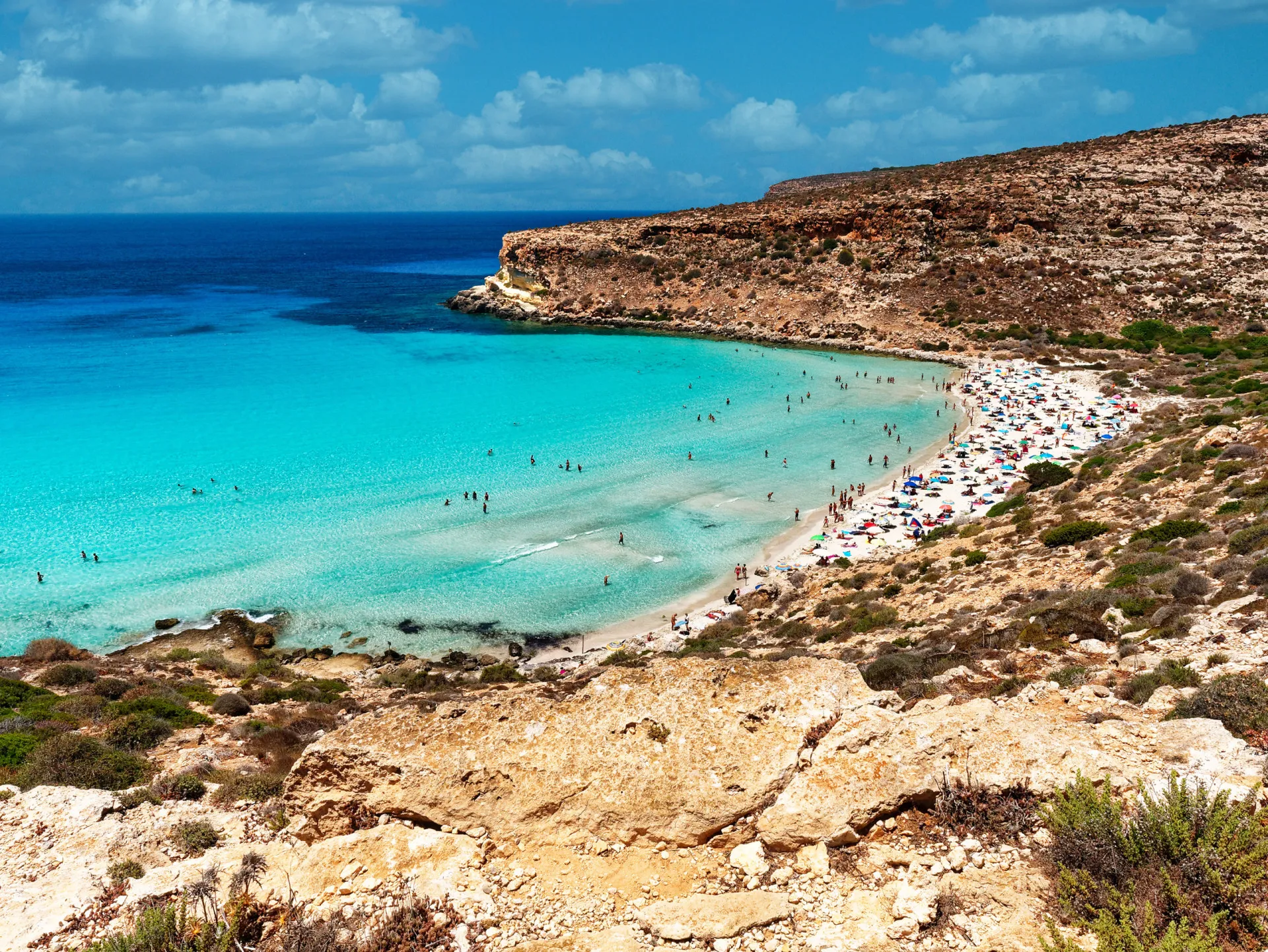 Águas incrivelmente transparentes na Spiaggia dei Conigli, na ilha de Lampedusa, Itália.