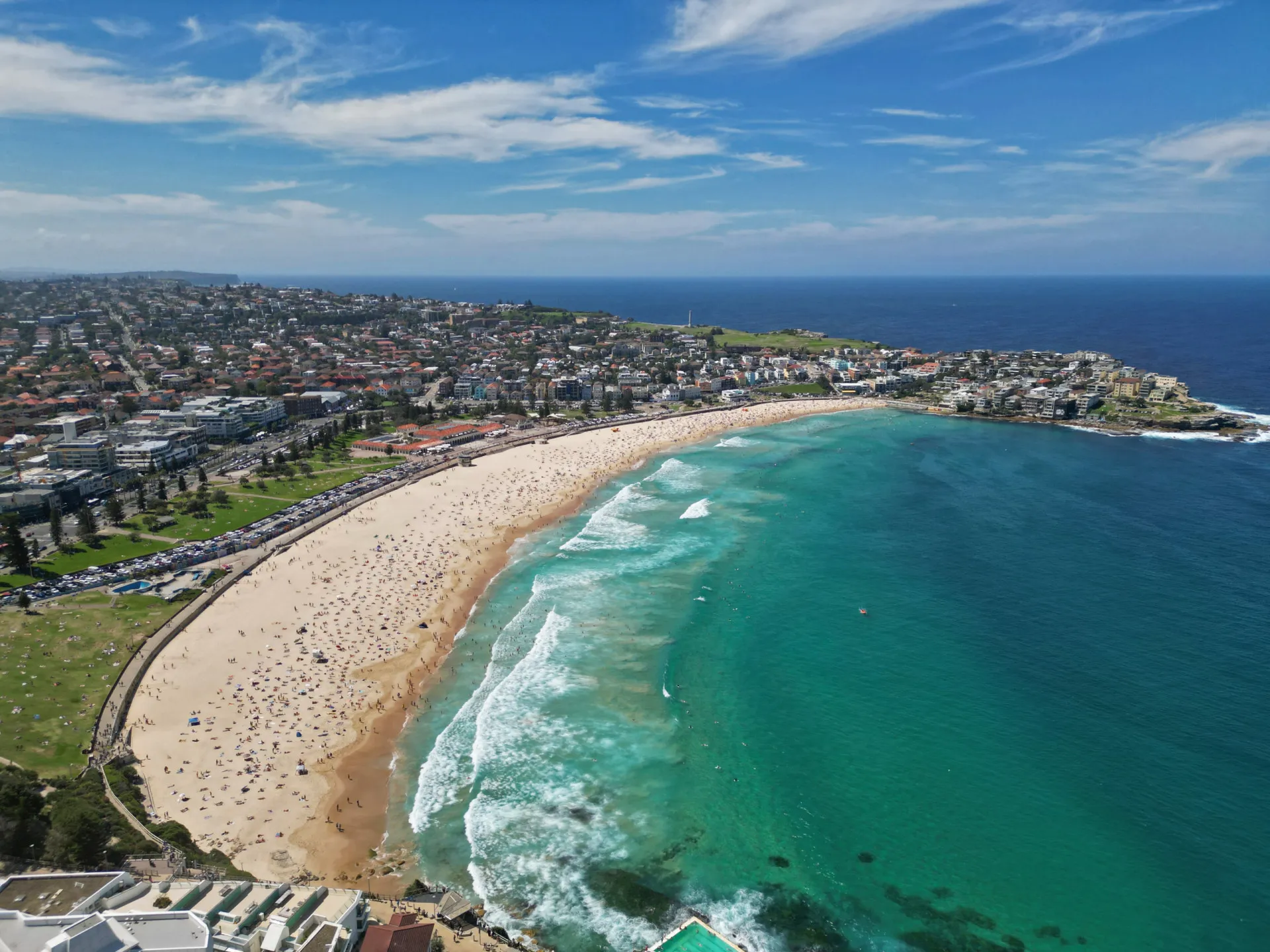Vista aérea da famosa piscina oceânica de Bondi Beach, em Sydney, Austrália.