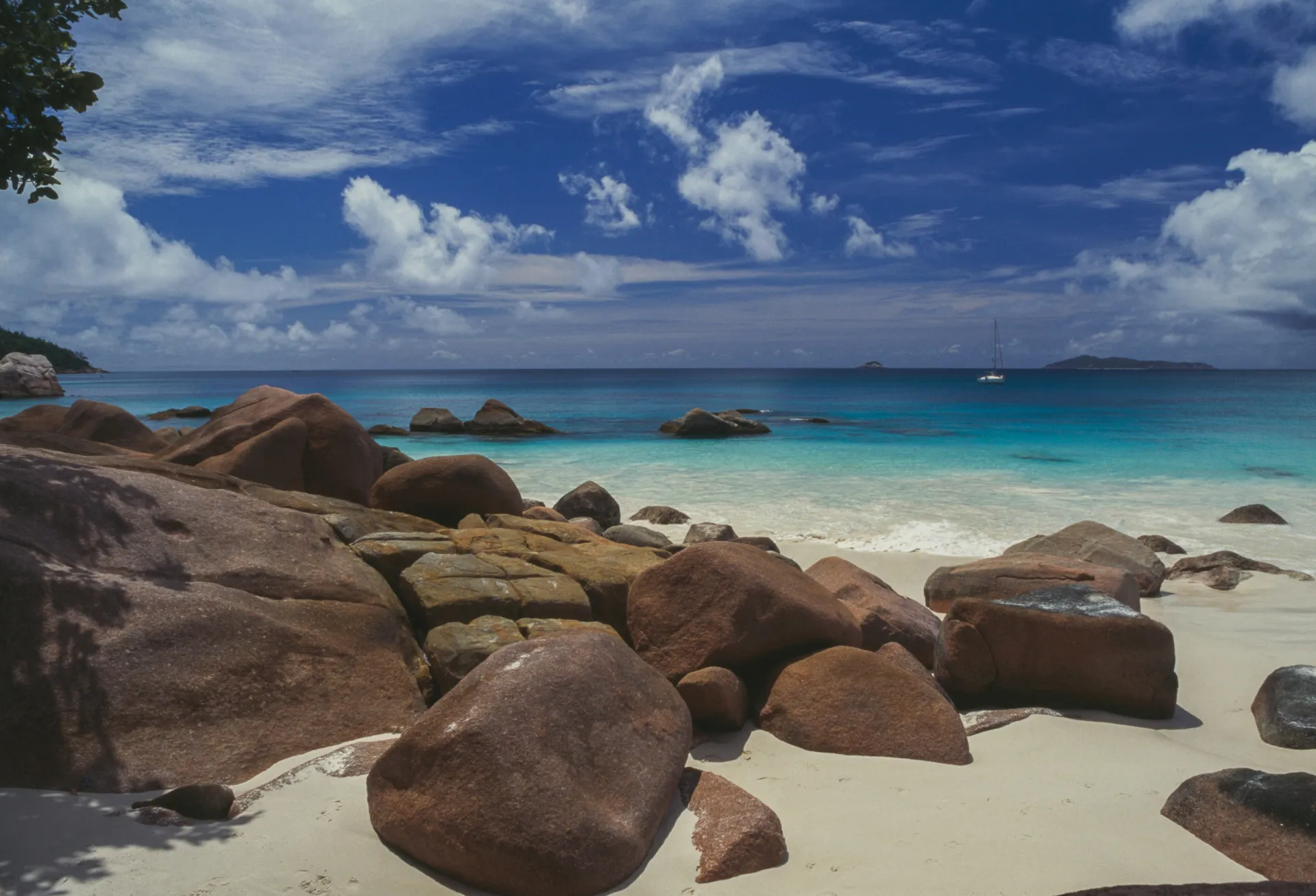 Cenário paradisíaco de Anse Lazio, nas Ilhas Seychelles, com areia branca e rochas de granito.