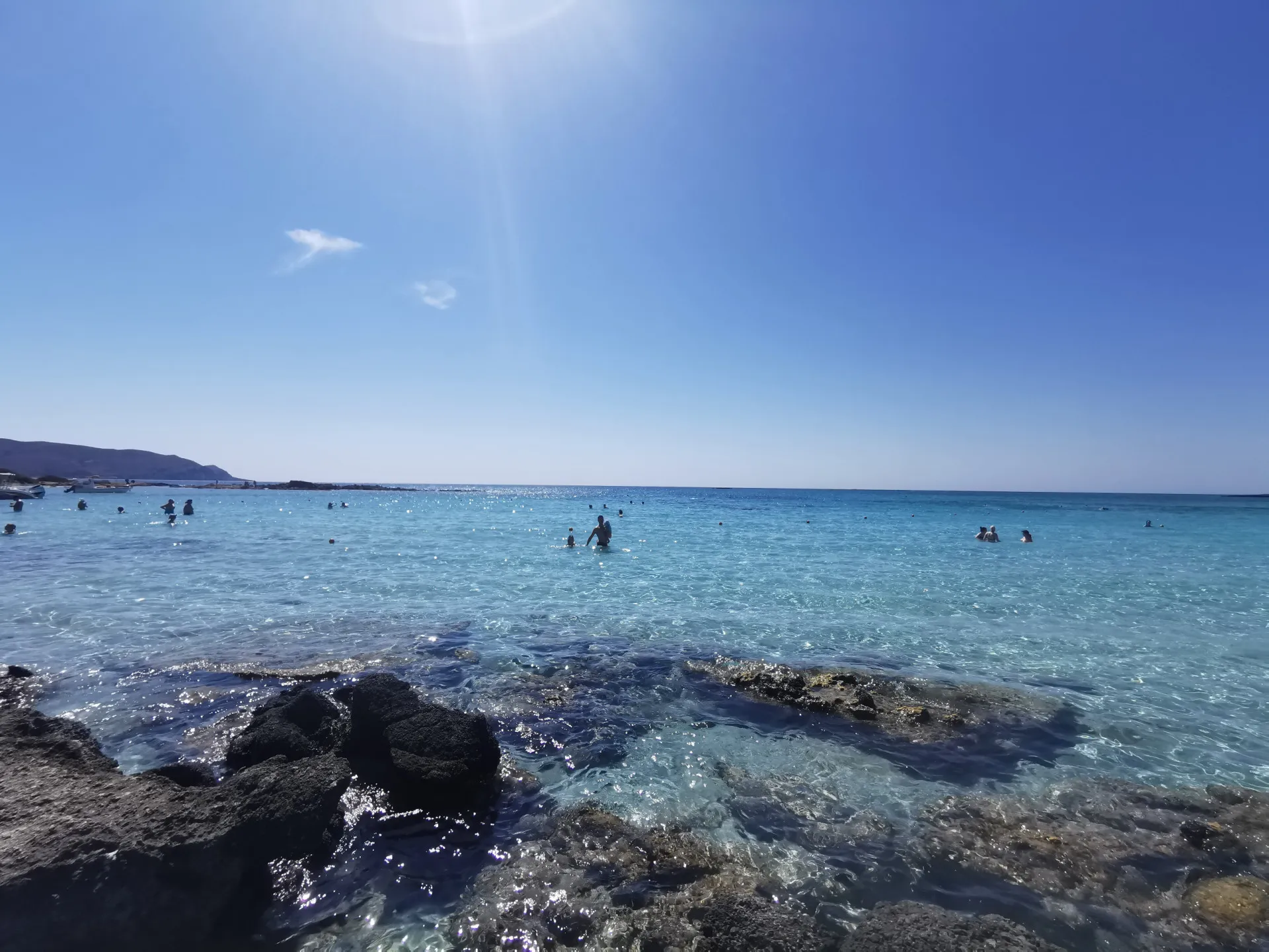 Praia de Elafonissi na Grécia com suas famosas areias de tom rosado e águas cristalinas.